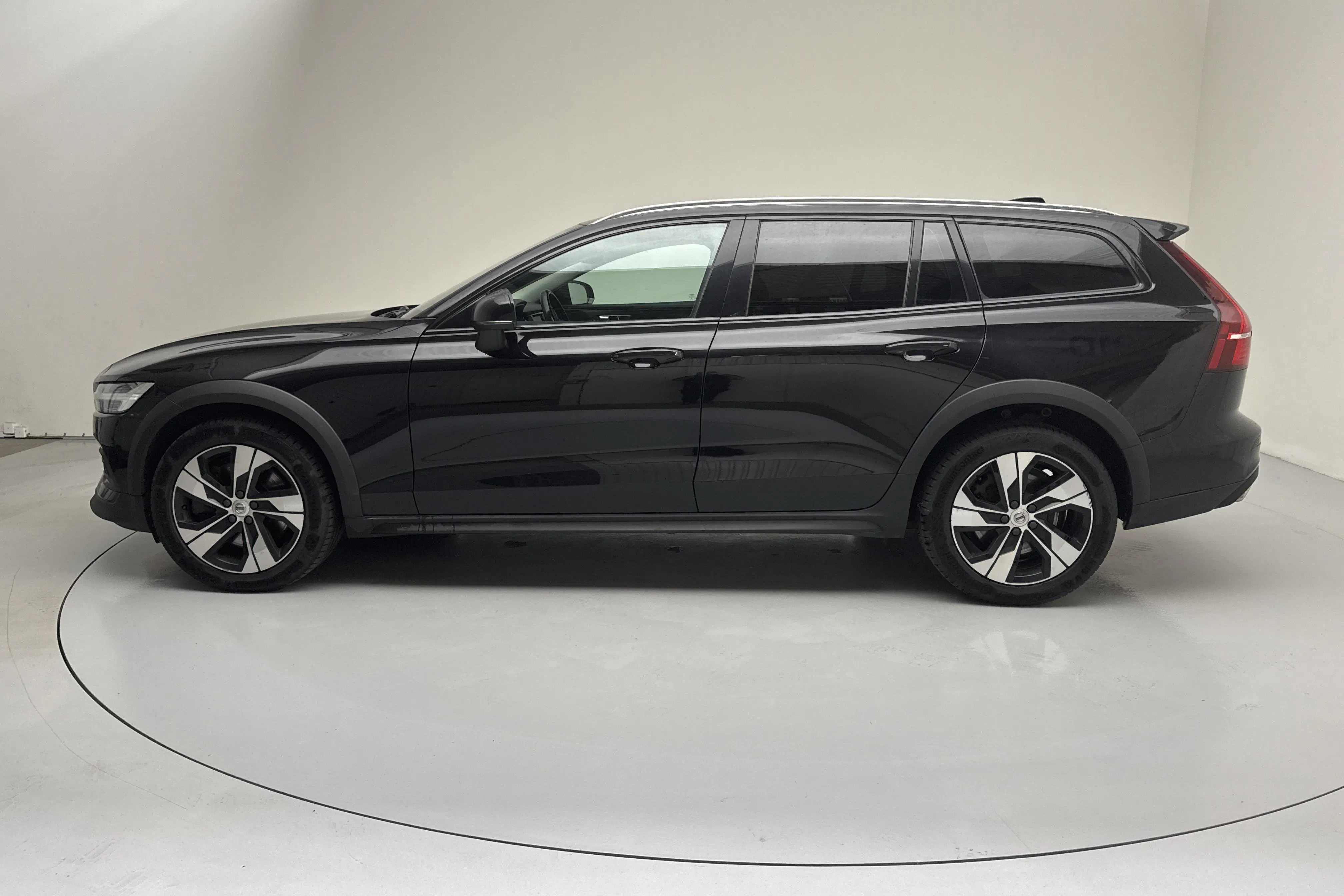 Presentation photo 2 of 16: Volvo V60 D4 Cross Country AWD (190hk) - 190 380 km - Automatic - black - 2021