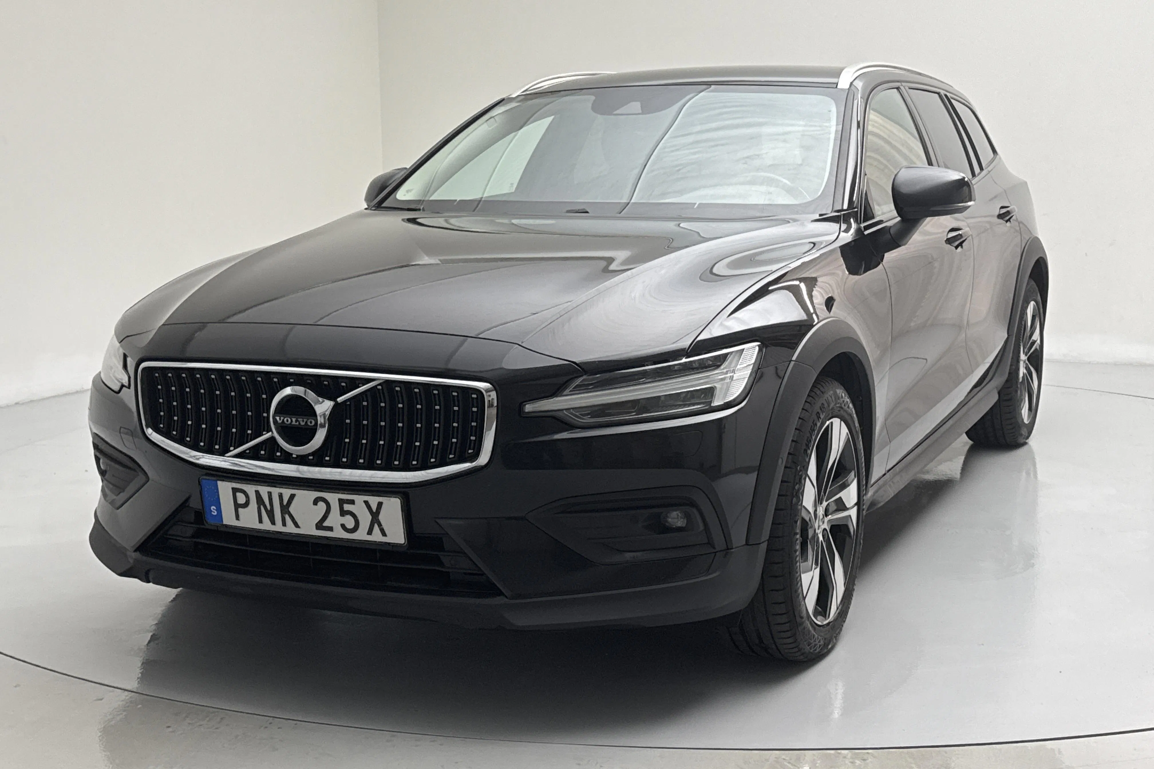 Presentation photo 1 of 16: Volvo V60 D4 Cross Country AWD (190hk) - 190 380 km - Automatic - black - 2021