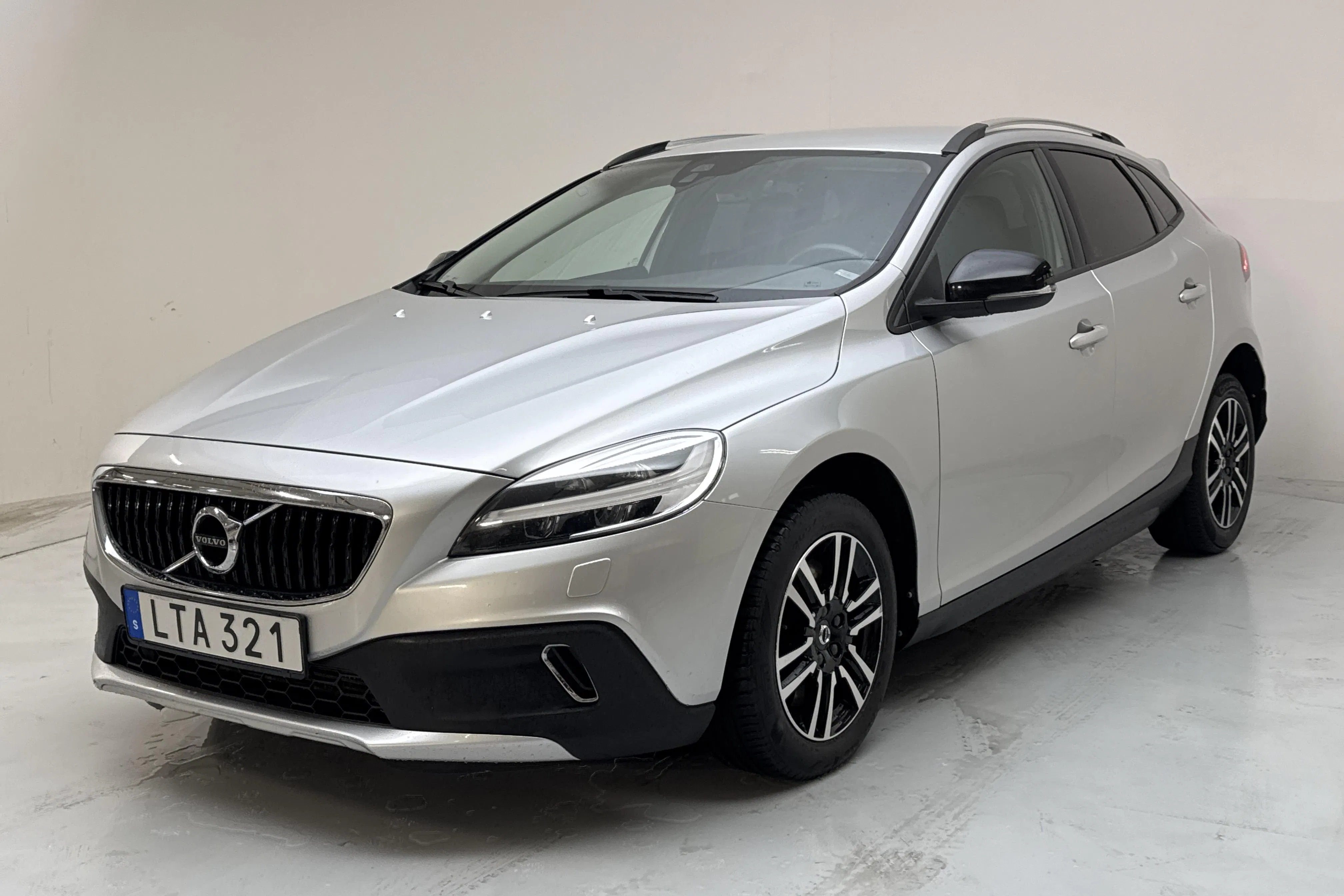 Presentation photo 1 of 14: Volvo V40 Cross Country D3 (150hk) - 171 070 km - Automatic - silver - 2018