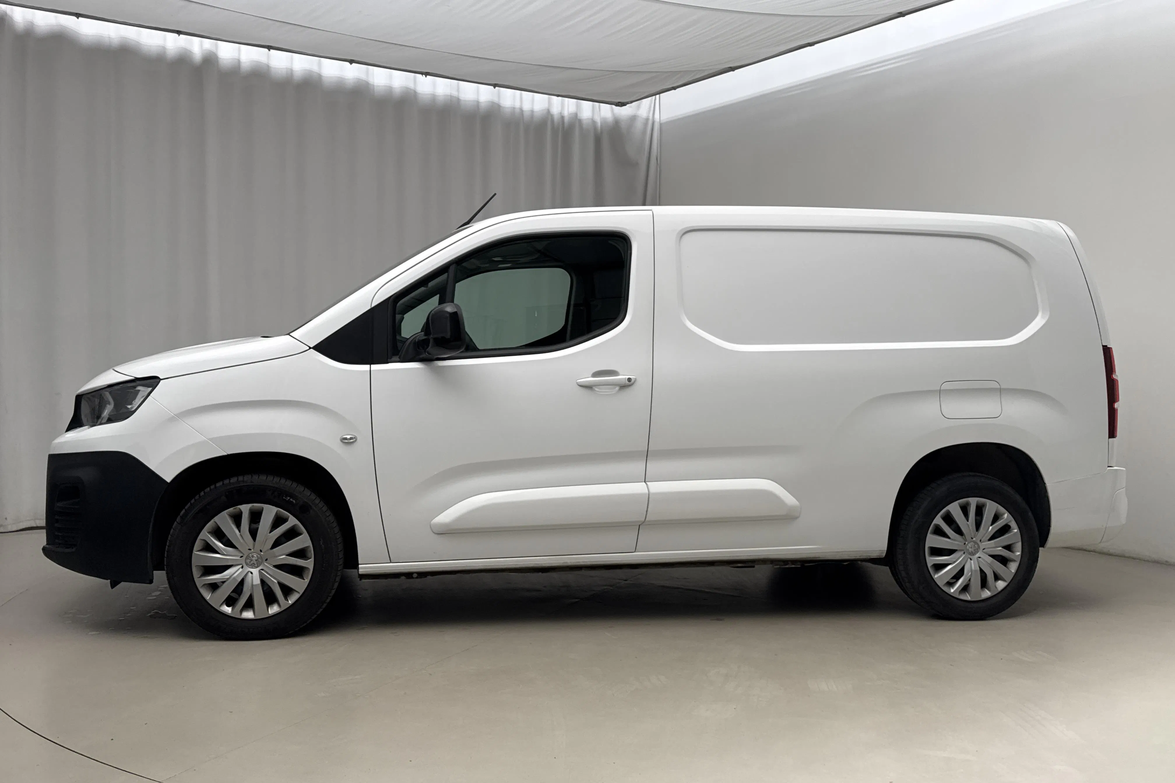 Presentation photo 2 of 16: Peugeot Partner 1.5 HDI Skåp (130hk) - 111 420 km - Automatic - white - 2021