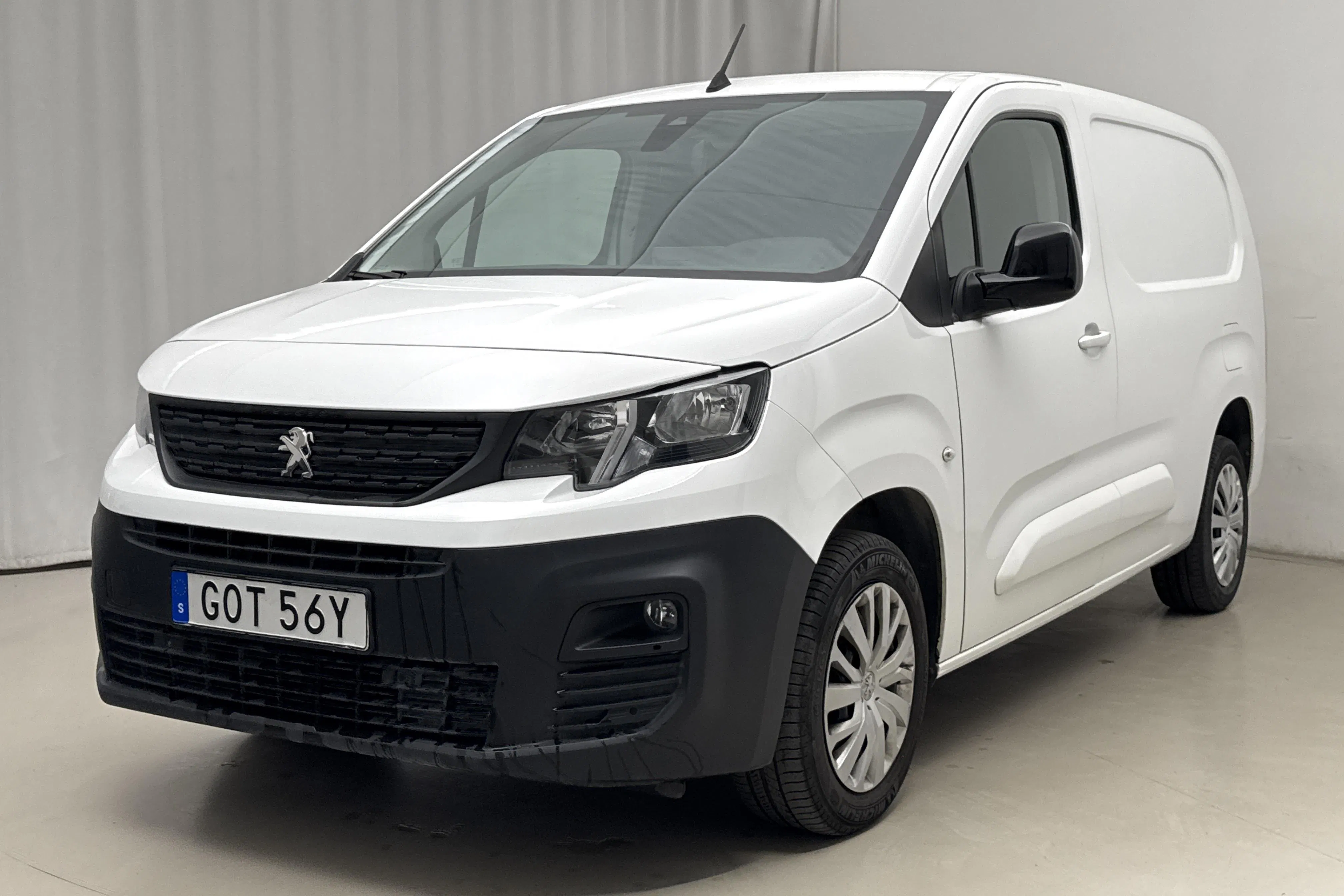 Presentation photo 1 of 16: Peugeot Partner 1.5 HDI Skåp (130hk) - 111 420 km - Automatic - white - 2021