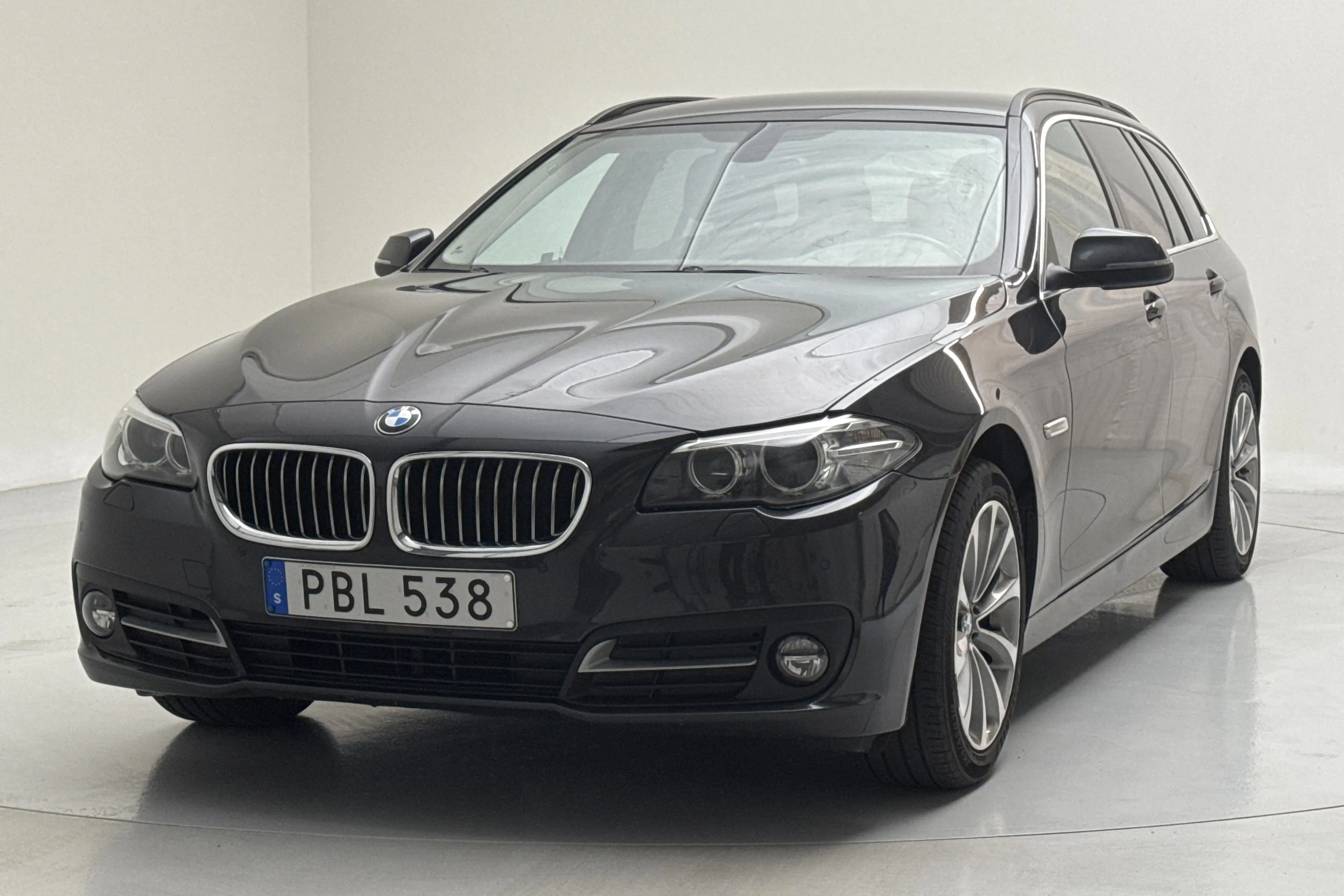 Præsentationsfoto 1 af 13: BMW 520d xDrive Touring, F11 (190hk) - 149 710 kilometer - Salgsautomat - grå - 2017