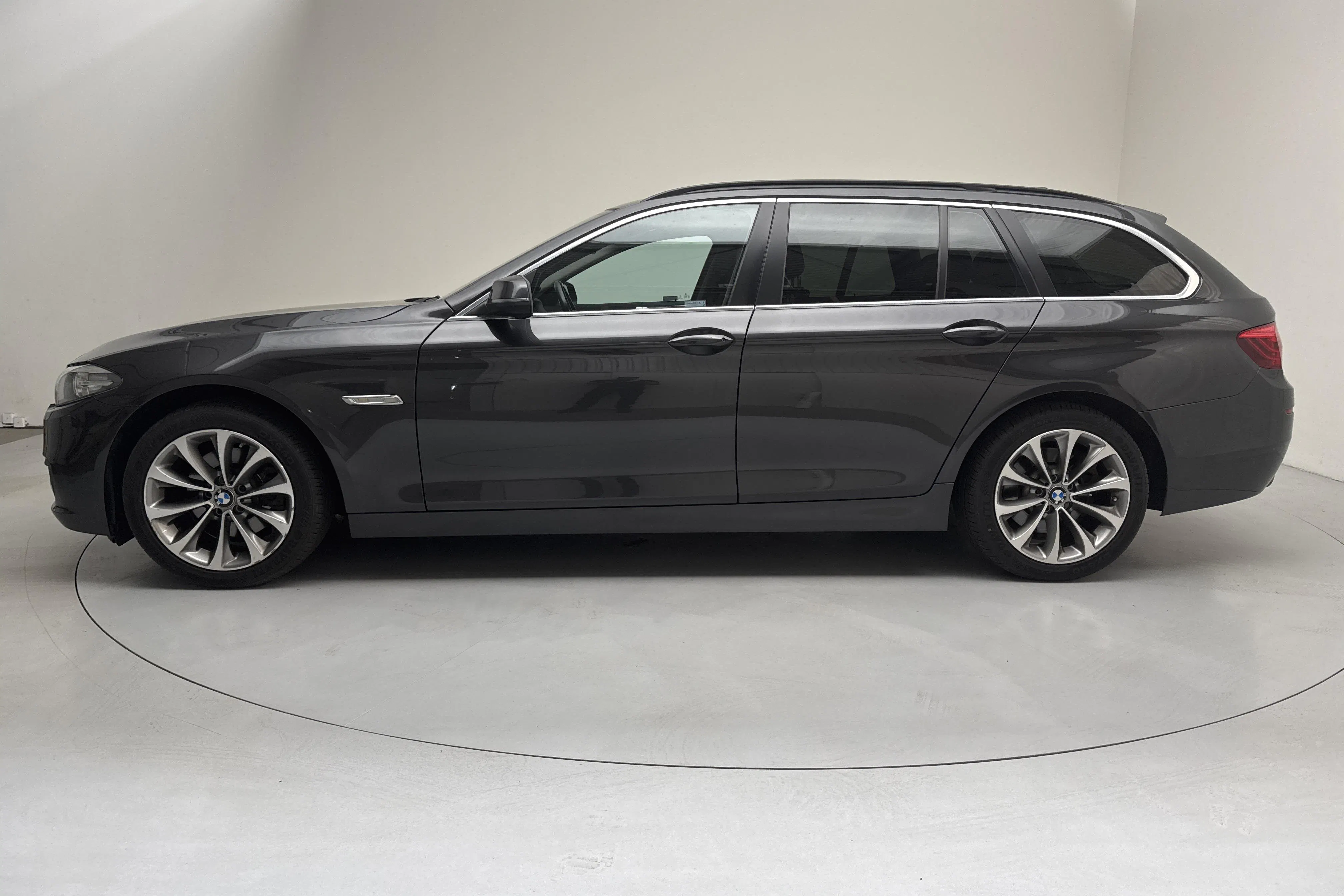 Præsentationsfoto 2 af 13: BMW 520d xDrive Touring, F11 (190hk) - 149 710 kilometer - Salgsautomat - grå - 2017