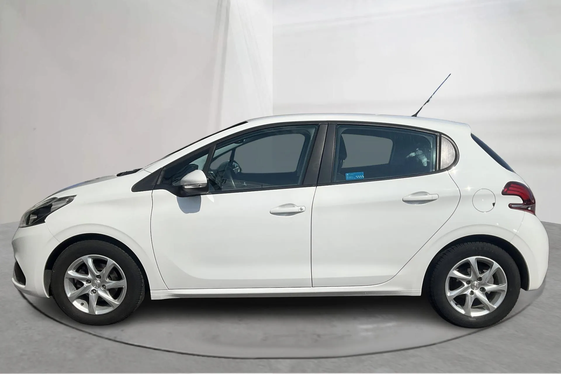 Presentationsfoto 2 av 13: Peugeot 208 PureTech 5dr (82hk) - 3 265 mil - Manuell - vit - 2016