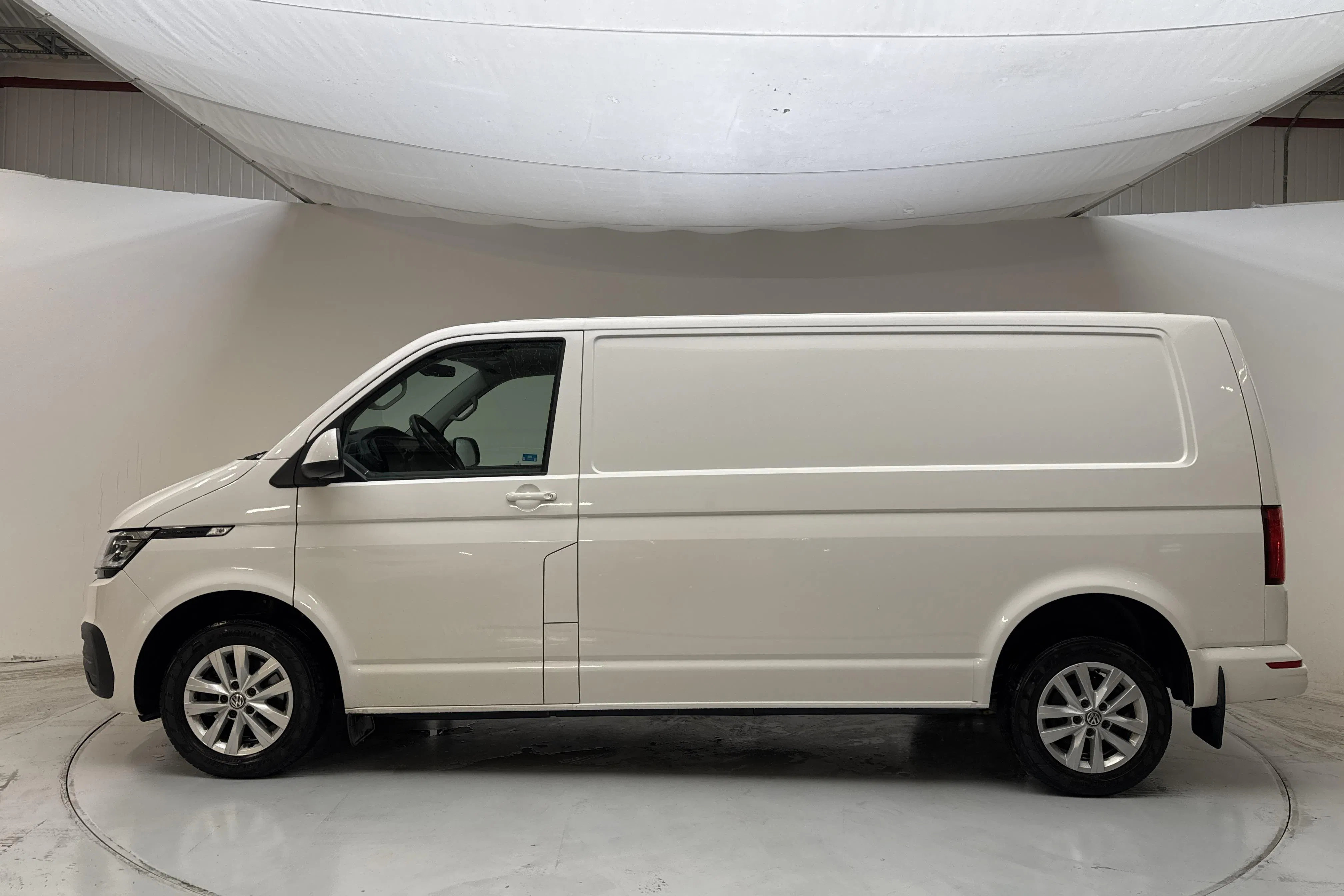 Presentationsfoto 2 av 16: VW Transporter T6 2.0 TDI BMT Skåp 4MOTION (150hk) - 19 920 mil - Manuell - vit - 2020