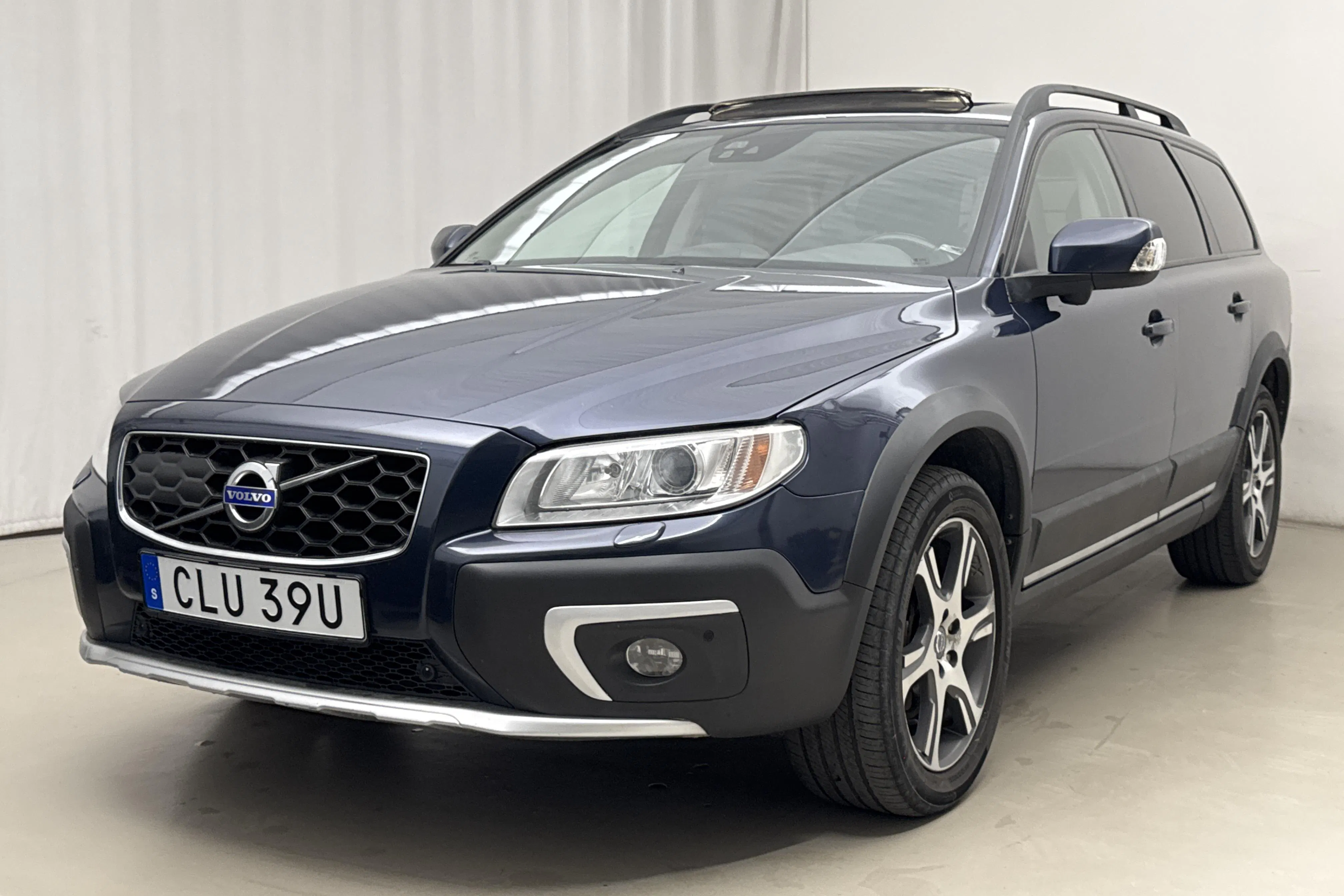 Presentationsfoto 1 av 19: VOLVO XC70 XC70 D5 AWD (215hk) - 11 144 mil - Automat - Mörkblå - 2015