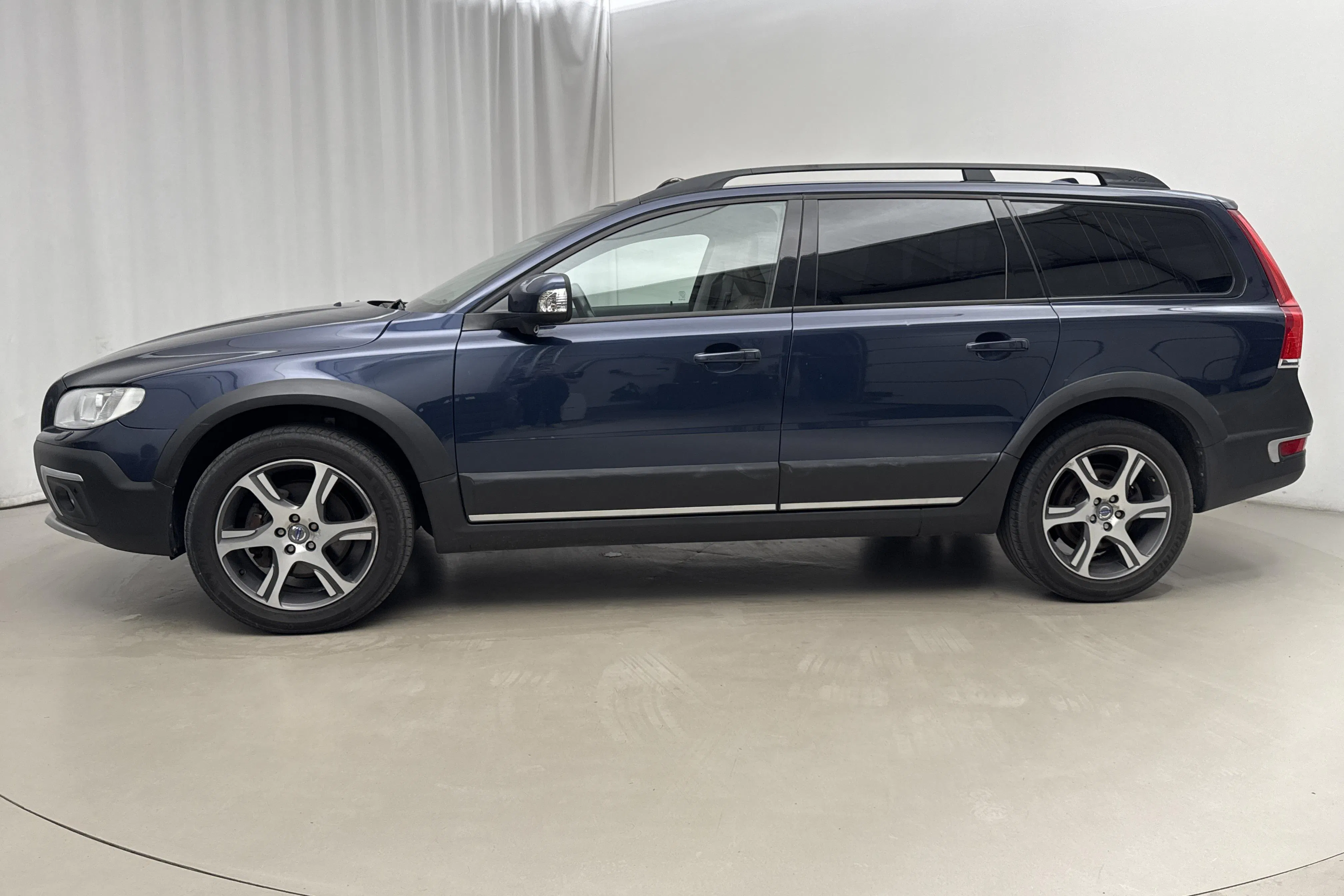 Presentationsfoto 2 av 19: VOLVO XC70 XC70 D5 AWD (215hk) - 11 144 mil - Automat - Mörkblå - 2015