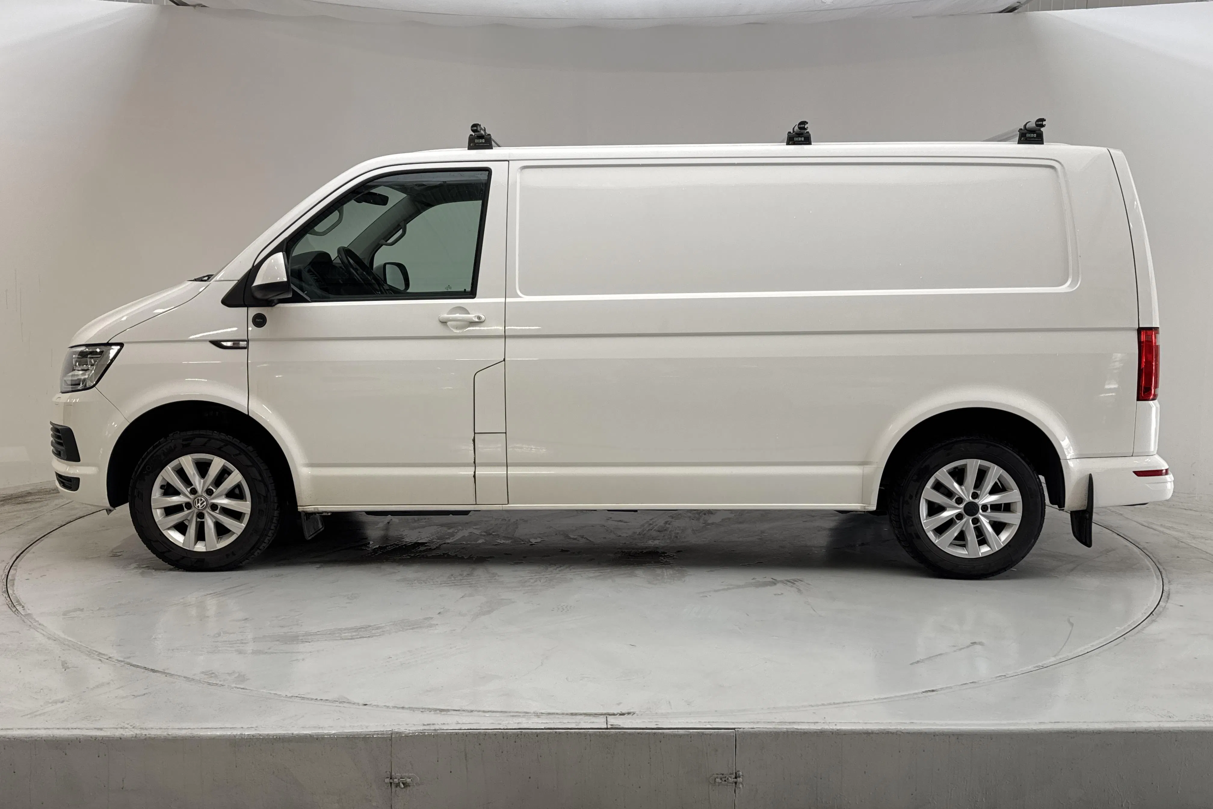 Presentationsfoto 2 av 15: VW Transporter T6 2.0 TDI BMT Skåp 4MOTION (150hk) - 18 185 mil - Manuell - vit - 2019
