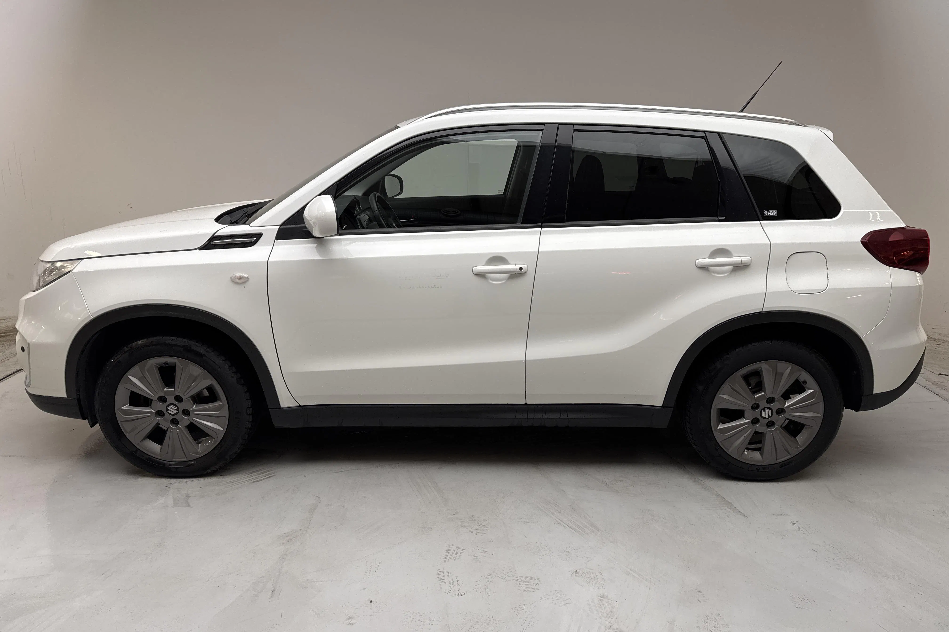 Presentation photo 2 of 13: Suzuki Vitara 1.4T Boosterjet Allgrip 4x4 (140hk) - 11 253 Scandinavian mile - Manual - white - 2019