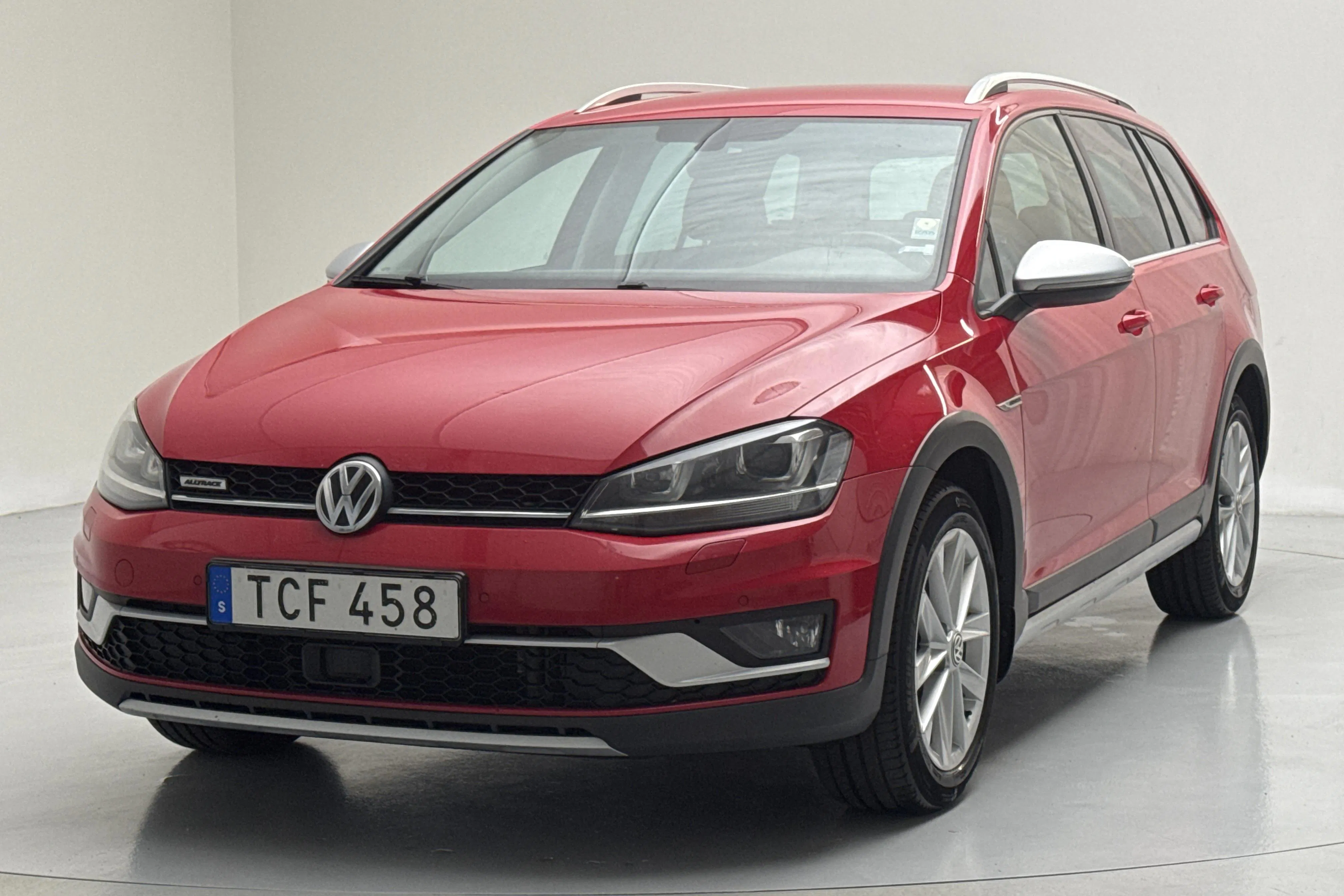Presentationsfoto 1 av 15: VW Golf Alltrack 2.0 TDI 4Motion (184hk) - 18 239 mil - Automat - röd - 2017