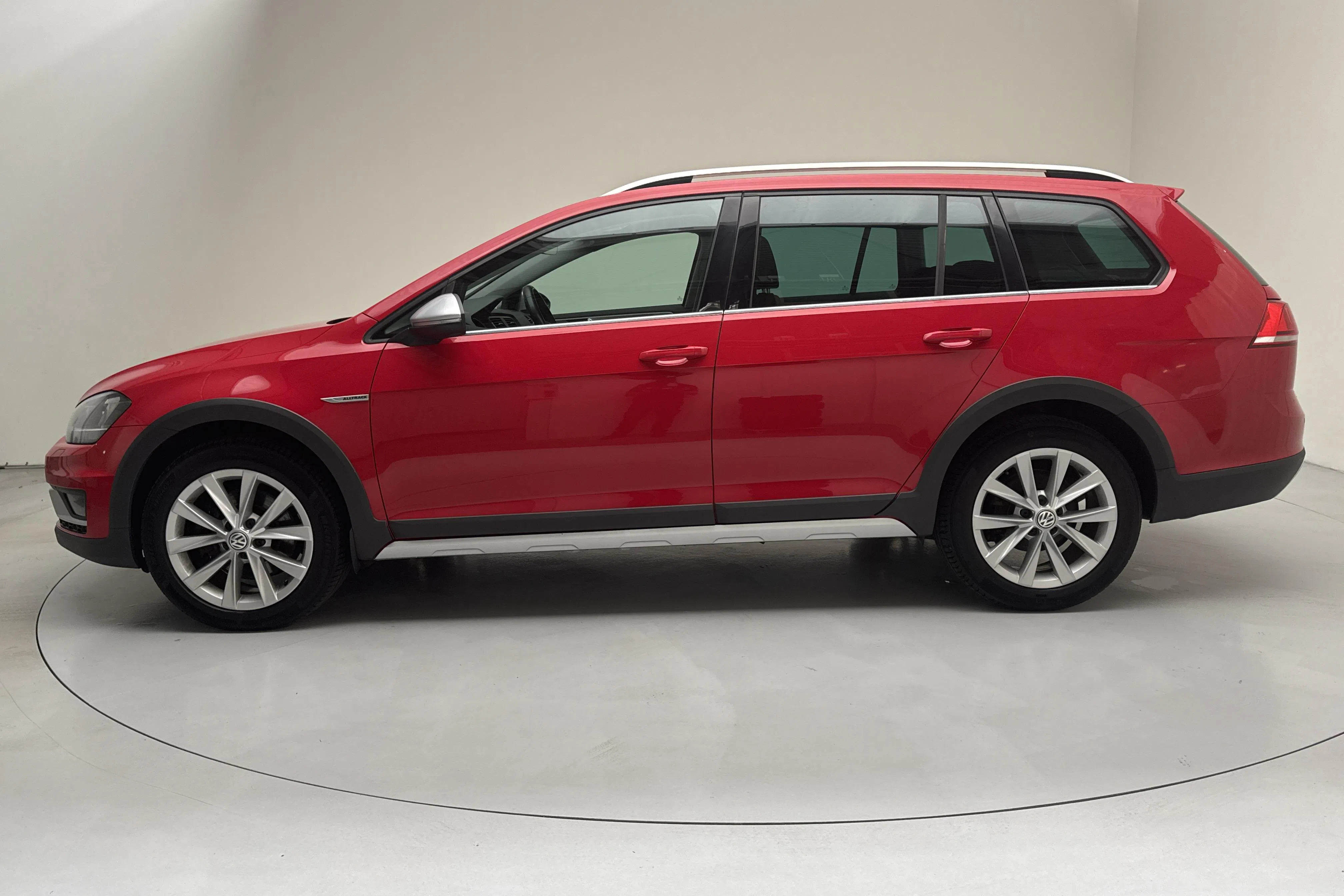 Presentationsfoto 2 av 15: VW Golf Alltrack 2.0 TDI 4Motion (184hk) - 18 239 mil - Automat - röd - 2017
