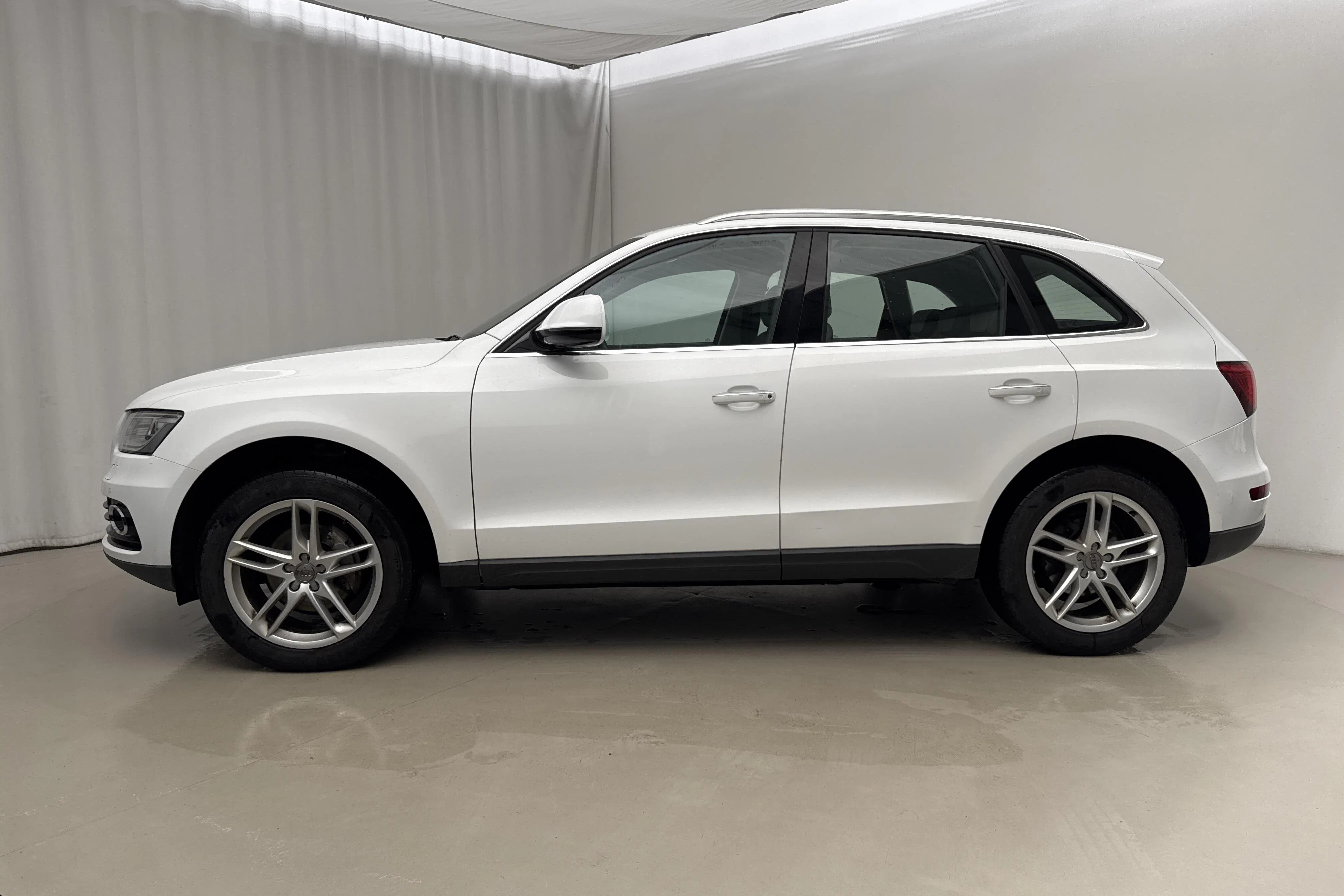 Presentationsfoto 2 av 16: Audi Q5 2.0 TDI clean diesel quattro (190hk) - 22 784 mil - Automat - vit - 2016