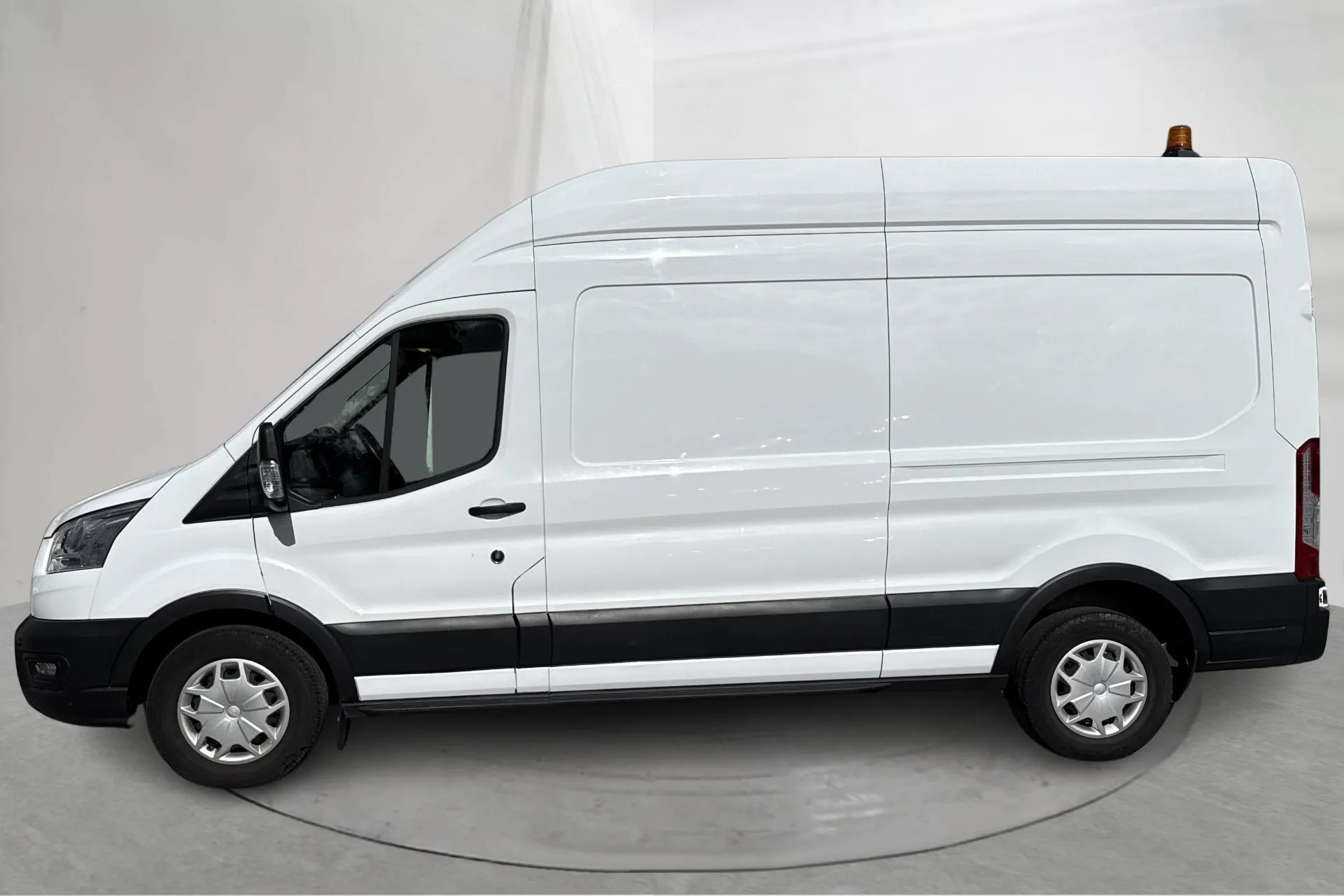 Presentation photo 2 of 17: Ford Transit 350 2.0 TDCi AWD Skåp (170hk) - 44 810 km - Manual - white - 2022