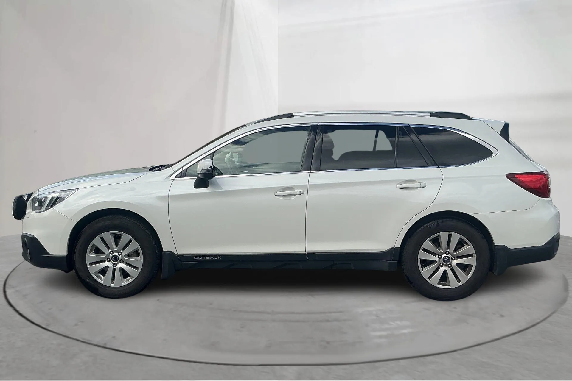 Presentationsfoto 2 av 16: Subaru Outback 2.0D (150hk) - 19 941 mil - Automat - vit - 2017