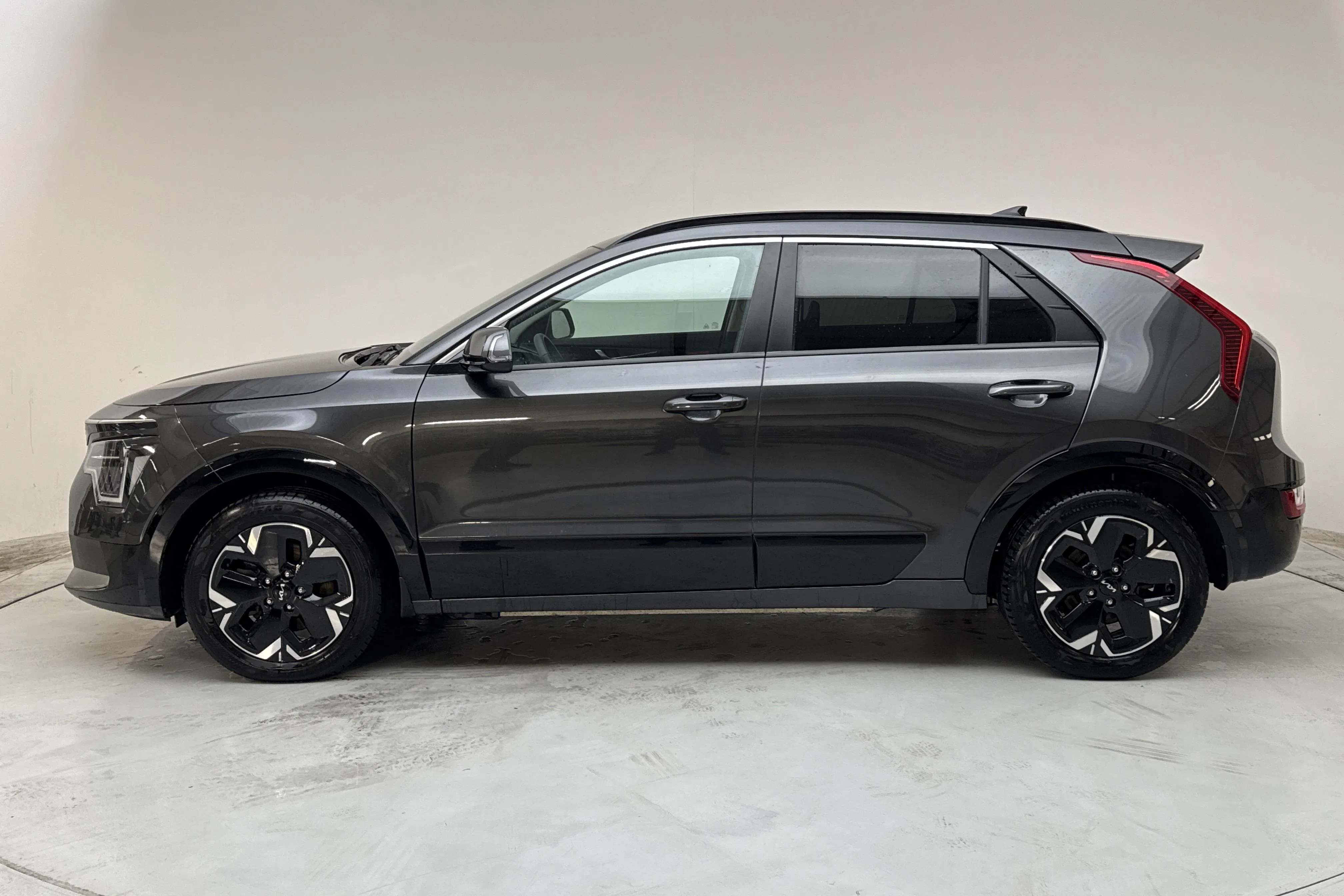 Presentation photo 2 of 15: KIA Niro EV 65kWh (204hk) - 48 250 km - Automatic - gray - 2023