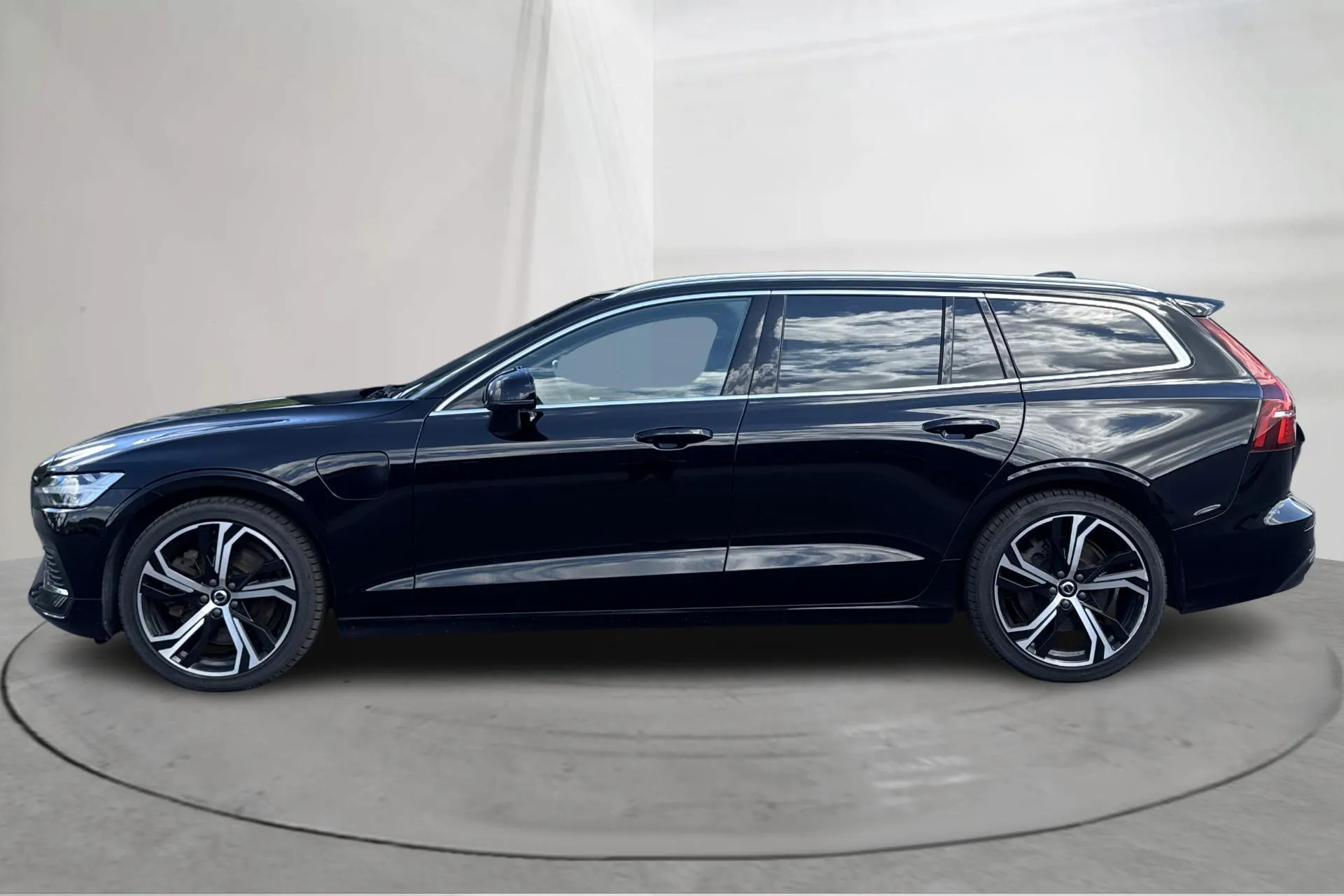 Presentationsfoto 2 av 18: Volvo V60 T6 AWD Recharge (350hk) - 8 347 mil - Automat - svart - 2023