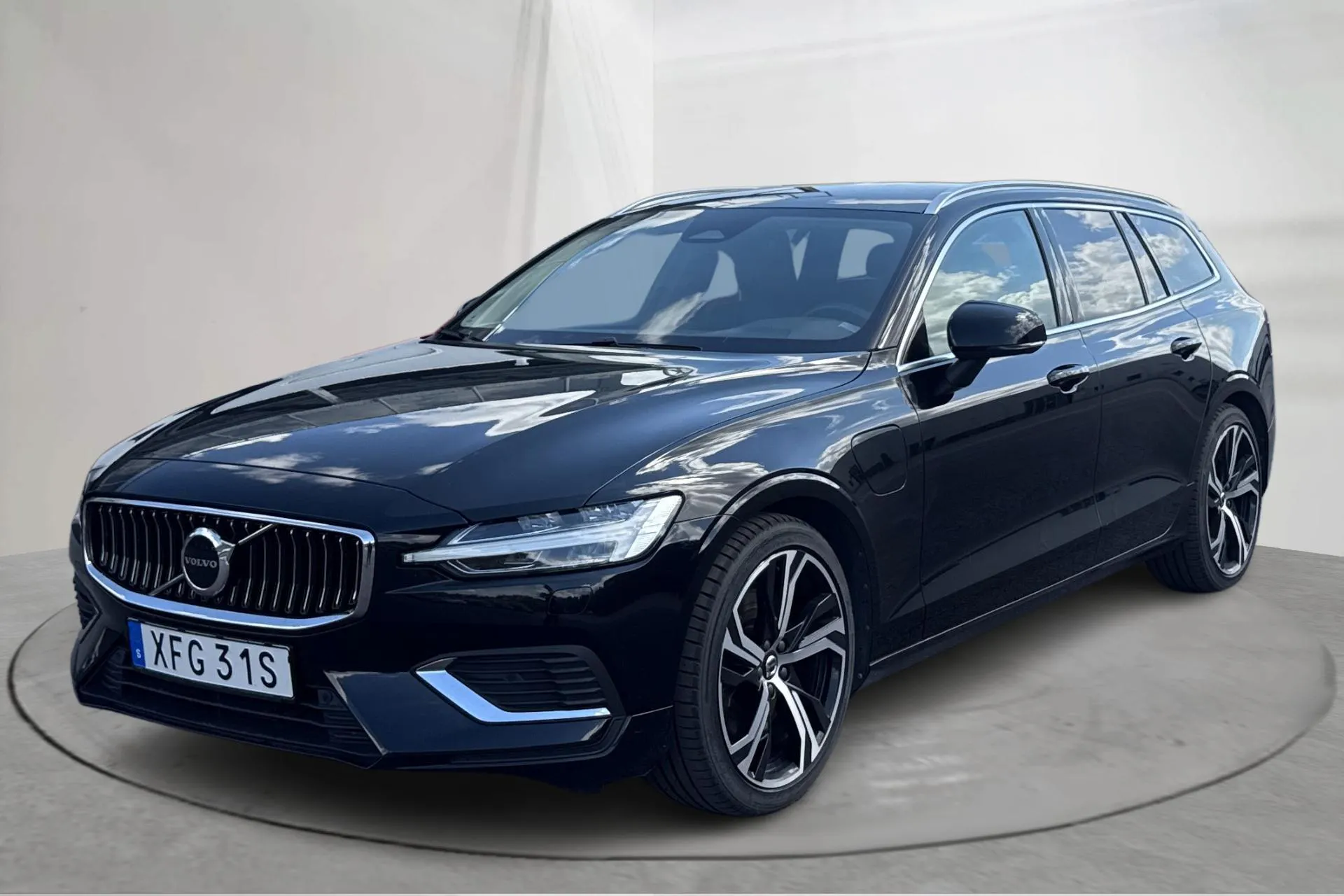 Presentationsfoto 1 av 18: Volvo V60 T6 AWD Recharge (350hk) - 8 347 mil - Automat - svart - 2023