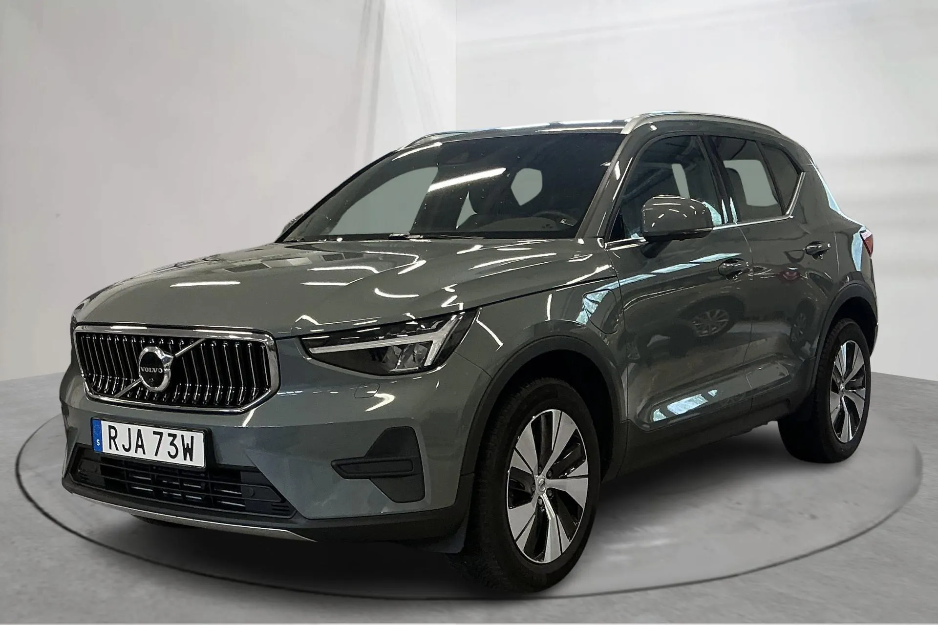 Presentationsfoto 1 av 18: Volvo XC40 T4 2WD Twin Engine (211hk) - 6 800 mil - Automat - grå - 2023
