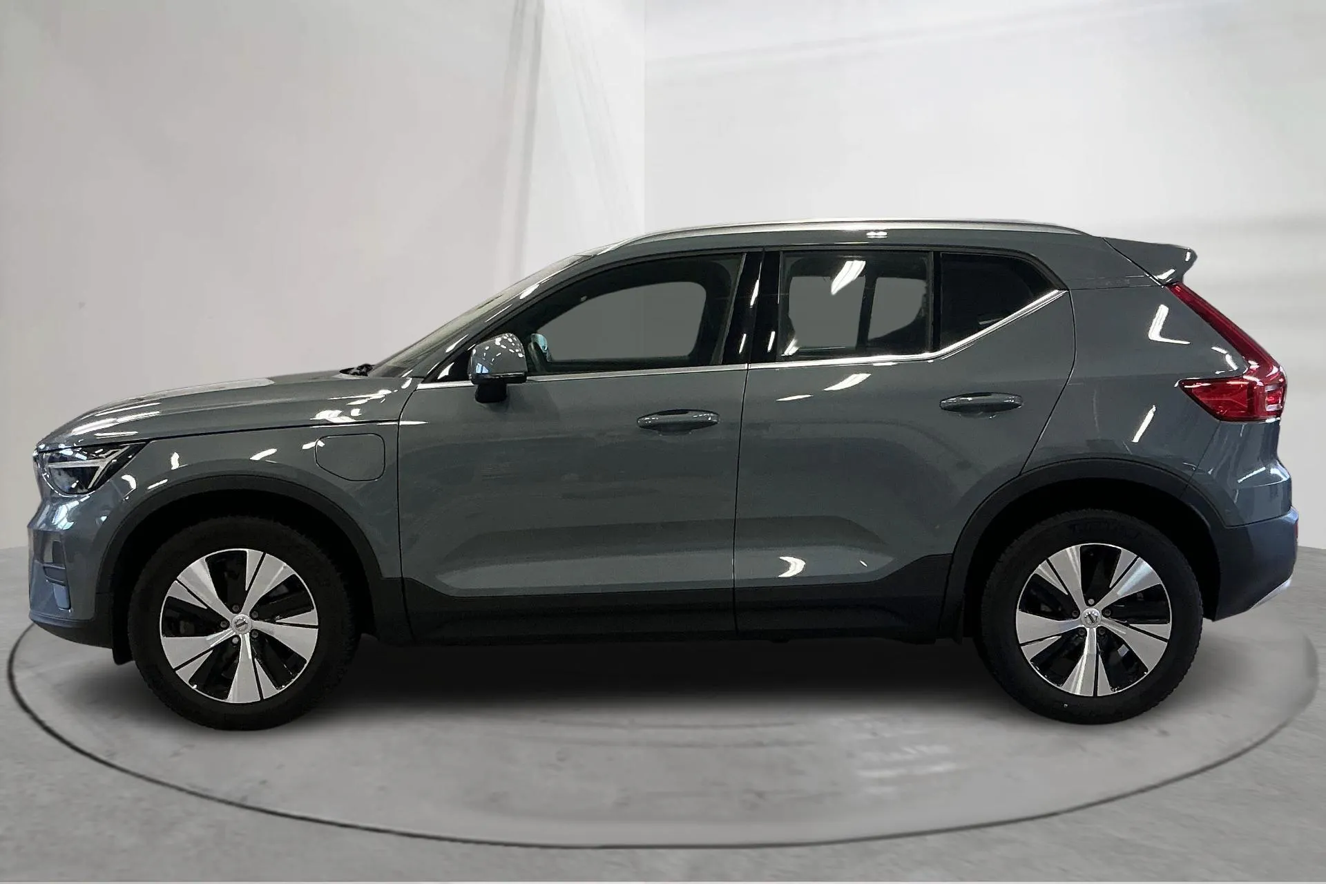 Presentationsfoto 2 av 18: Volvo XC40 T4 2WD Twin Engine (211hk) - 6 800 mil - Automat - grå - 2023