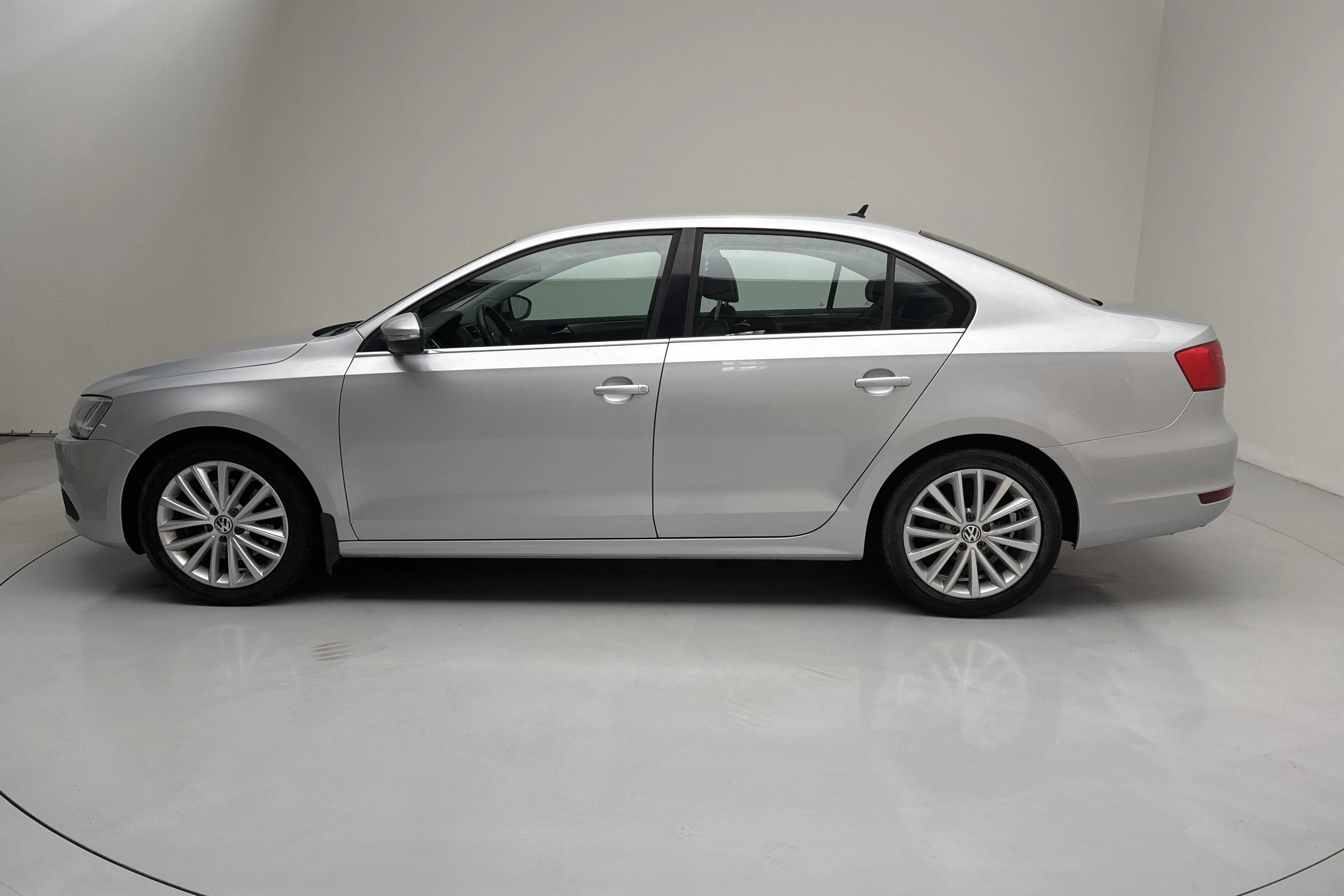Presentationsfoto 2 av 12: VW Jetta 2.0 TSI (200hk) - 5 222 mil - Automat - silver - 2011