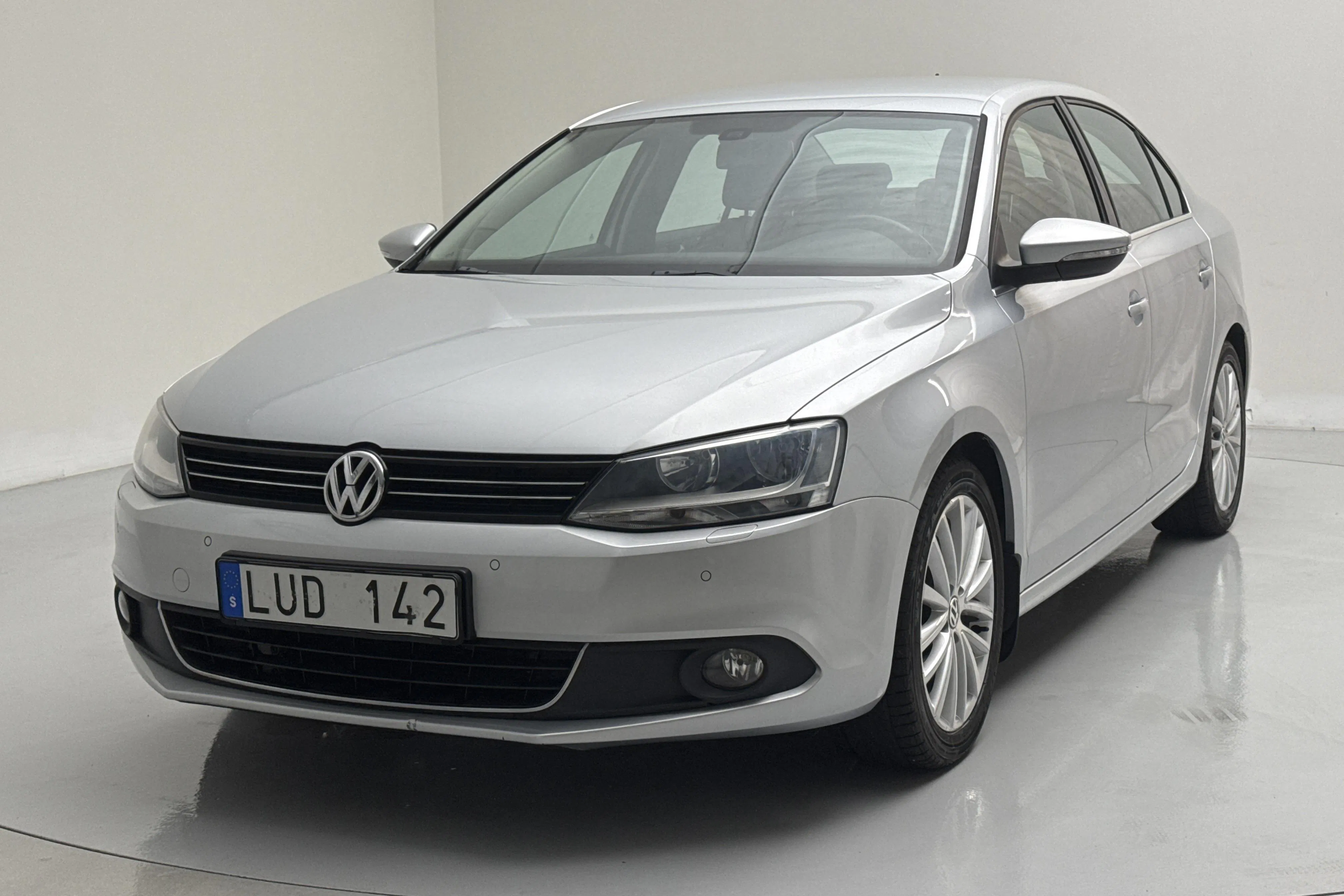 Presentationsfoto 1 av 12: VW Jetta 2.0 TSI (200hk) - 5 222 mil - Automat - silver - 2011
