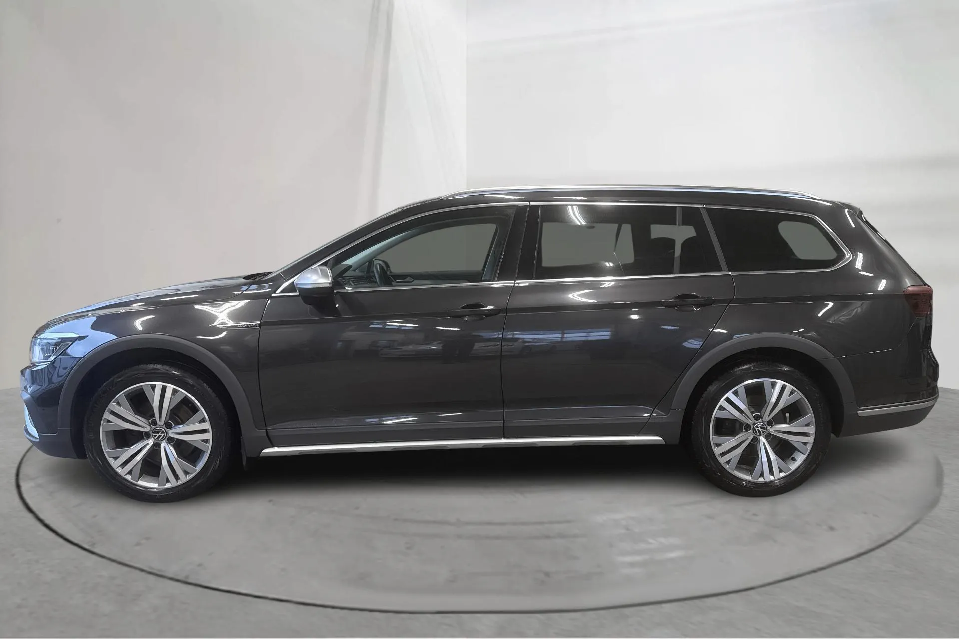 Presentationsfoto 2 av 14: VW Passat Alltrack 2.0 TDI Sportscombi 4Motion (200hk) - 20 983 mil - Automat - Mörkgrå - 2023