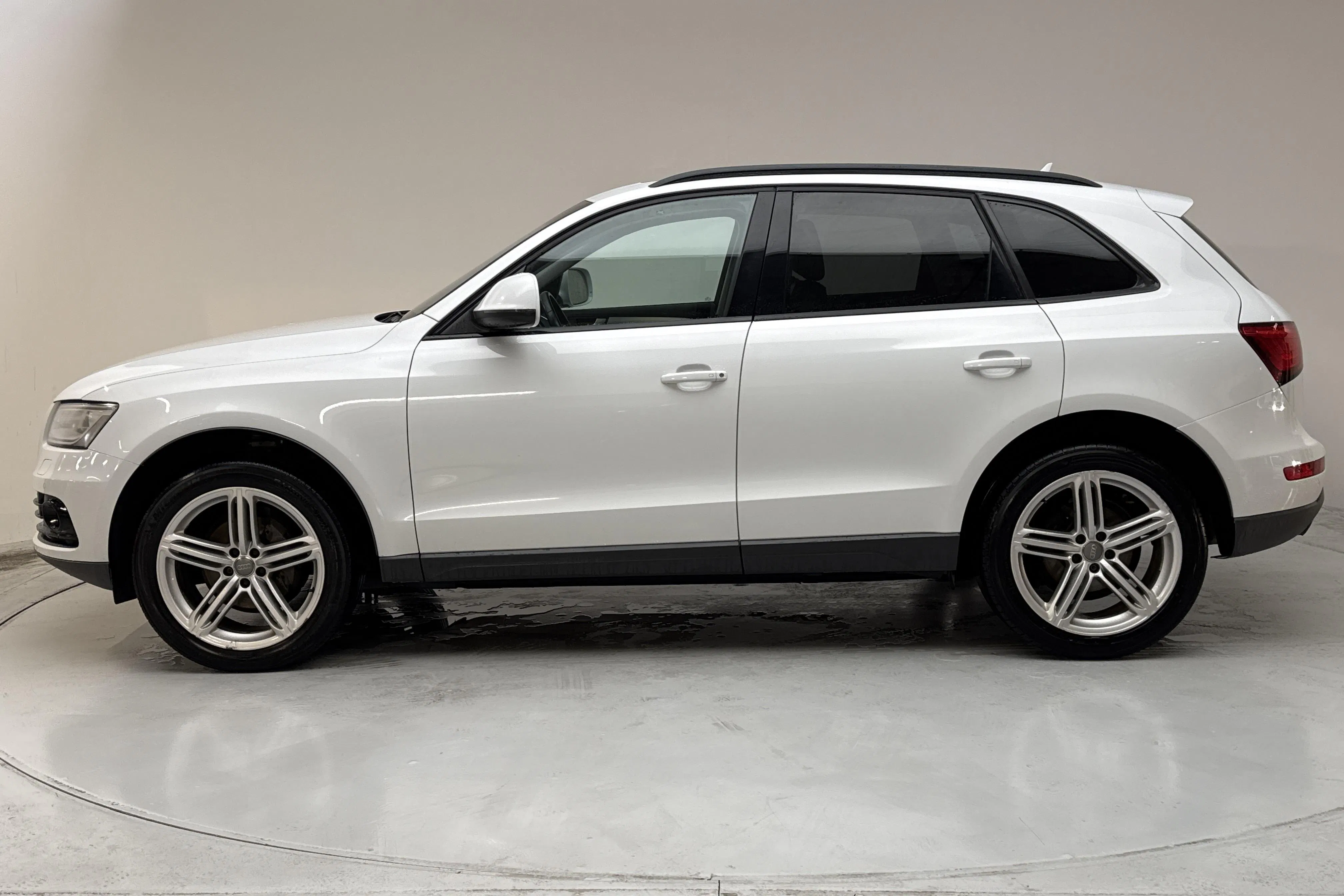 Presentationsfoto 2 av 13: Audi Q5 2.0 TDI quattro (177hk) - 21 249 mil - Automat - vit - 2014