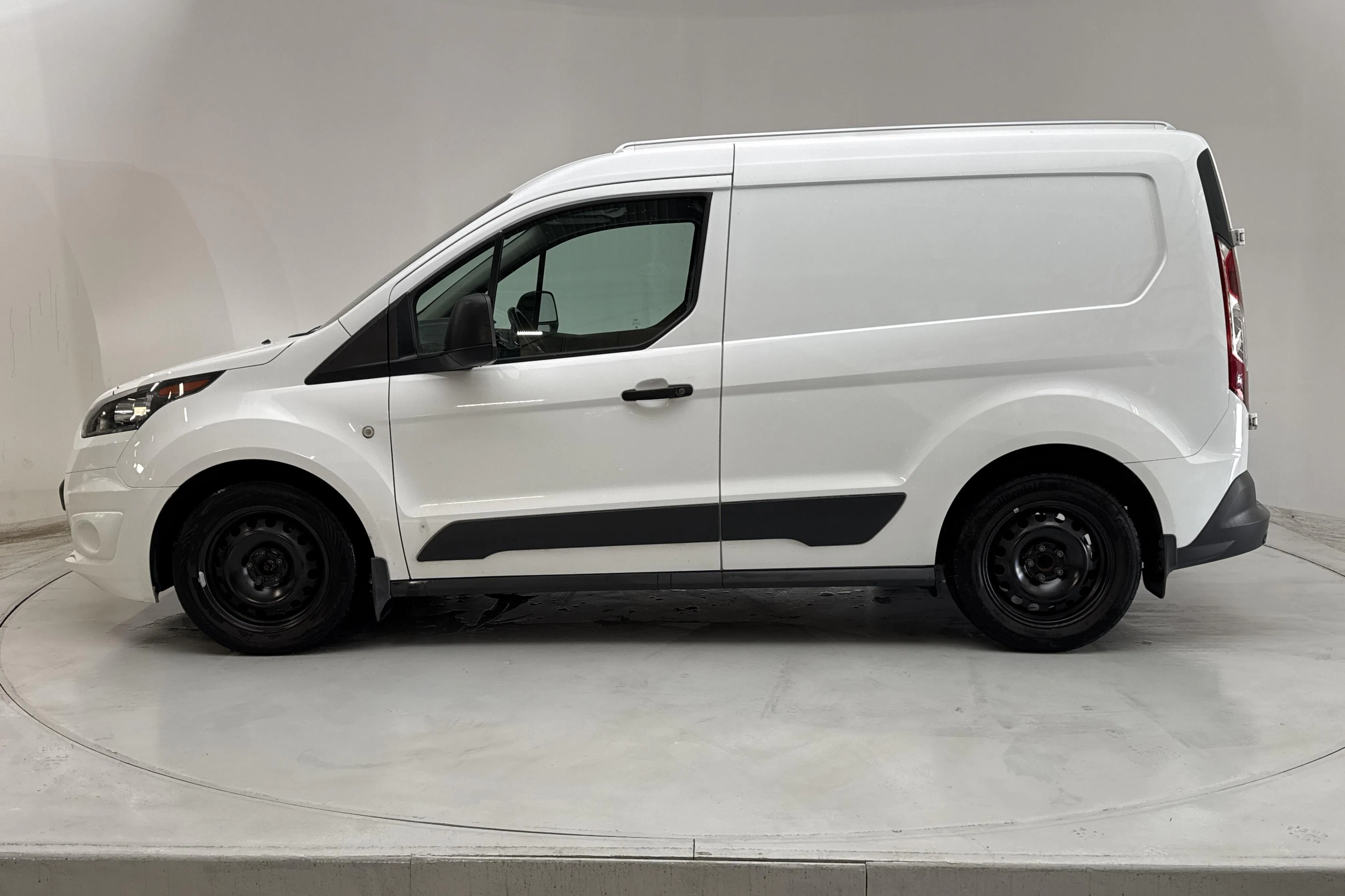 Presentationsfoto 2 av 13: Ford Transit Connect 1.5 TDCi (100hk) - 5 665 mil - Manuell - vit - 2018