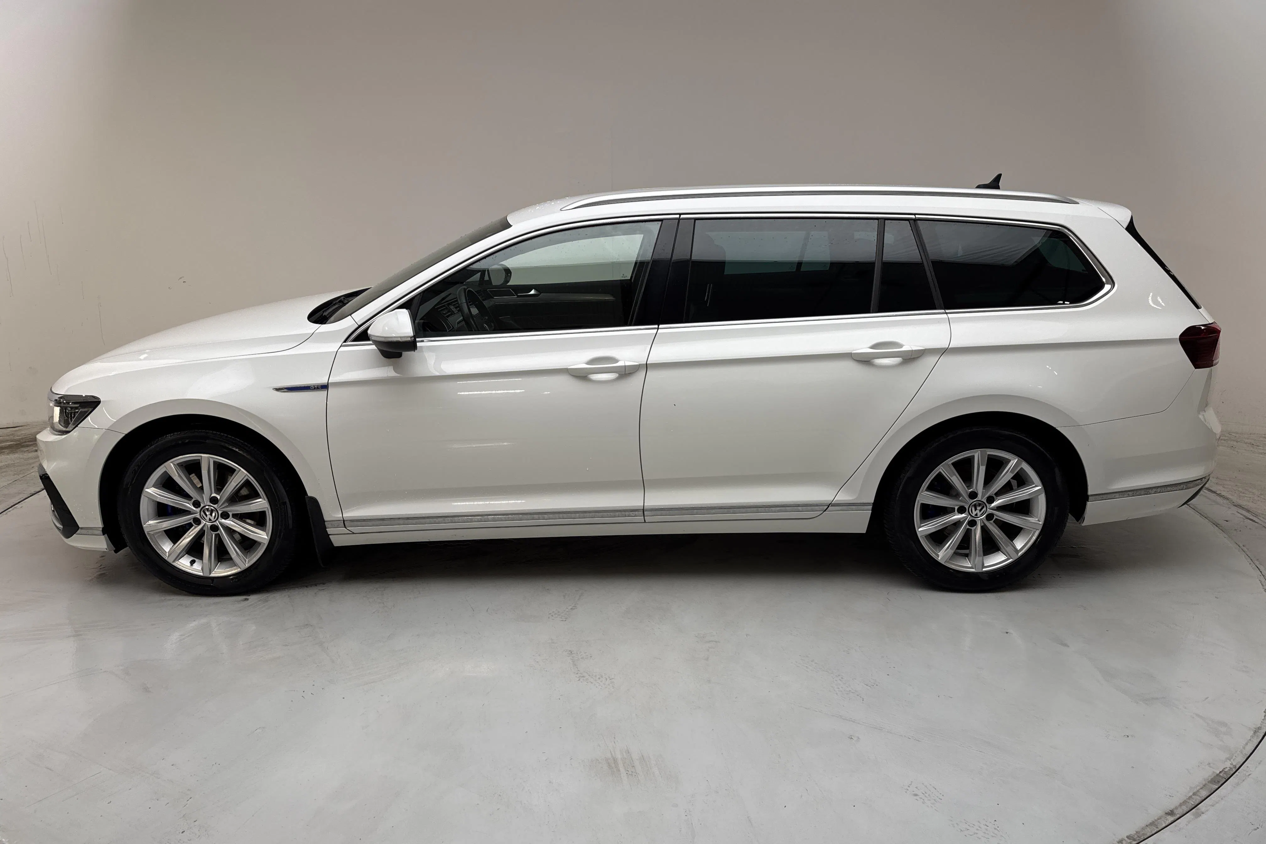 Presentationsfoto 2 av 17: VW Passat 1.4 GTE Sportscombi (218hk) - 14 625 mil - Automat - vit - 2020
