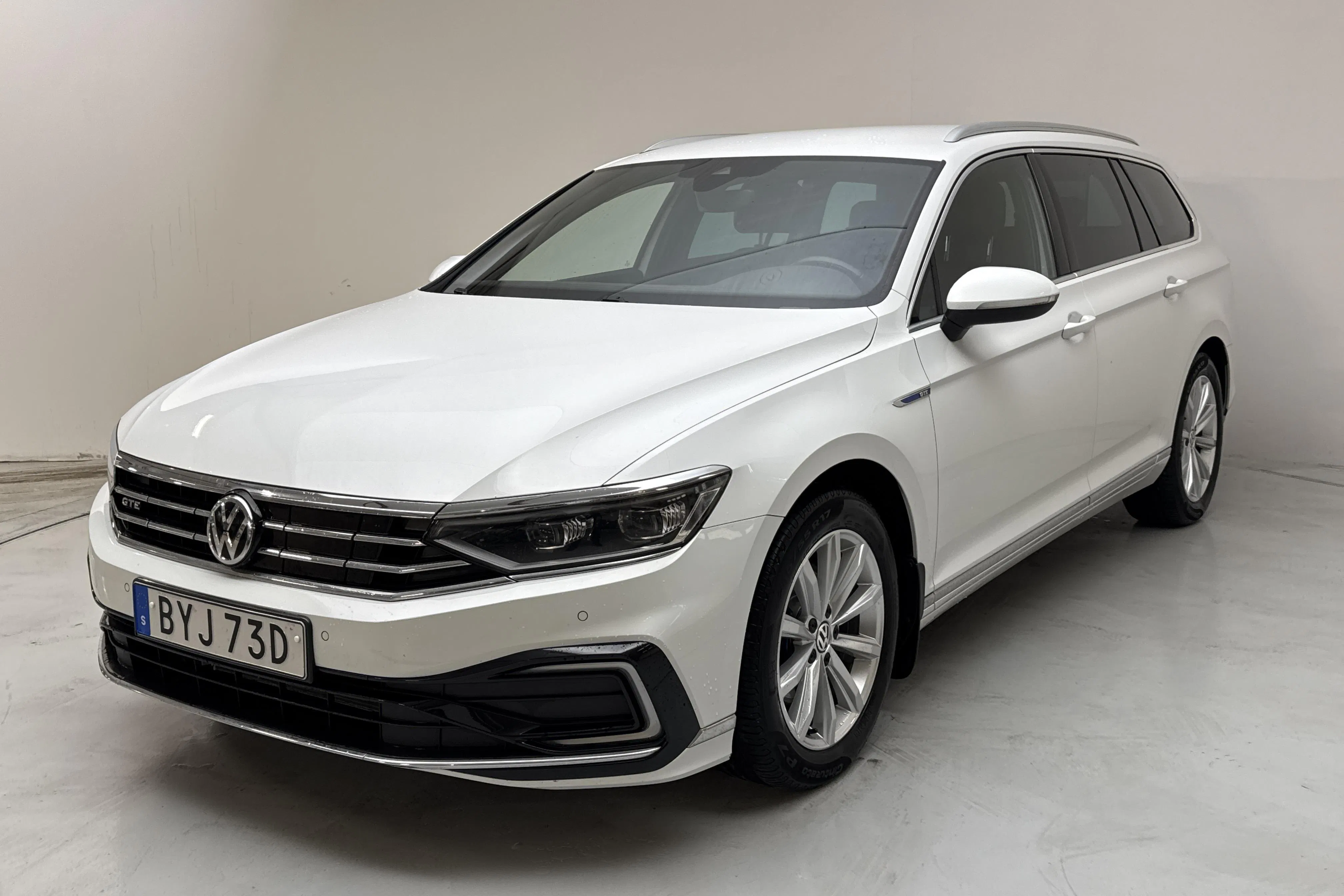 Presentationsfoto 1 av 17: VW Passat 1.4 GTE Sportscombi (218hk) - 14 625 mil - Automat - vit - 2020