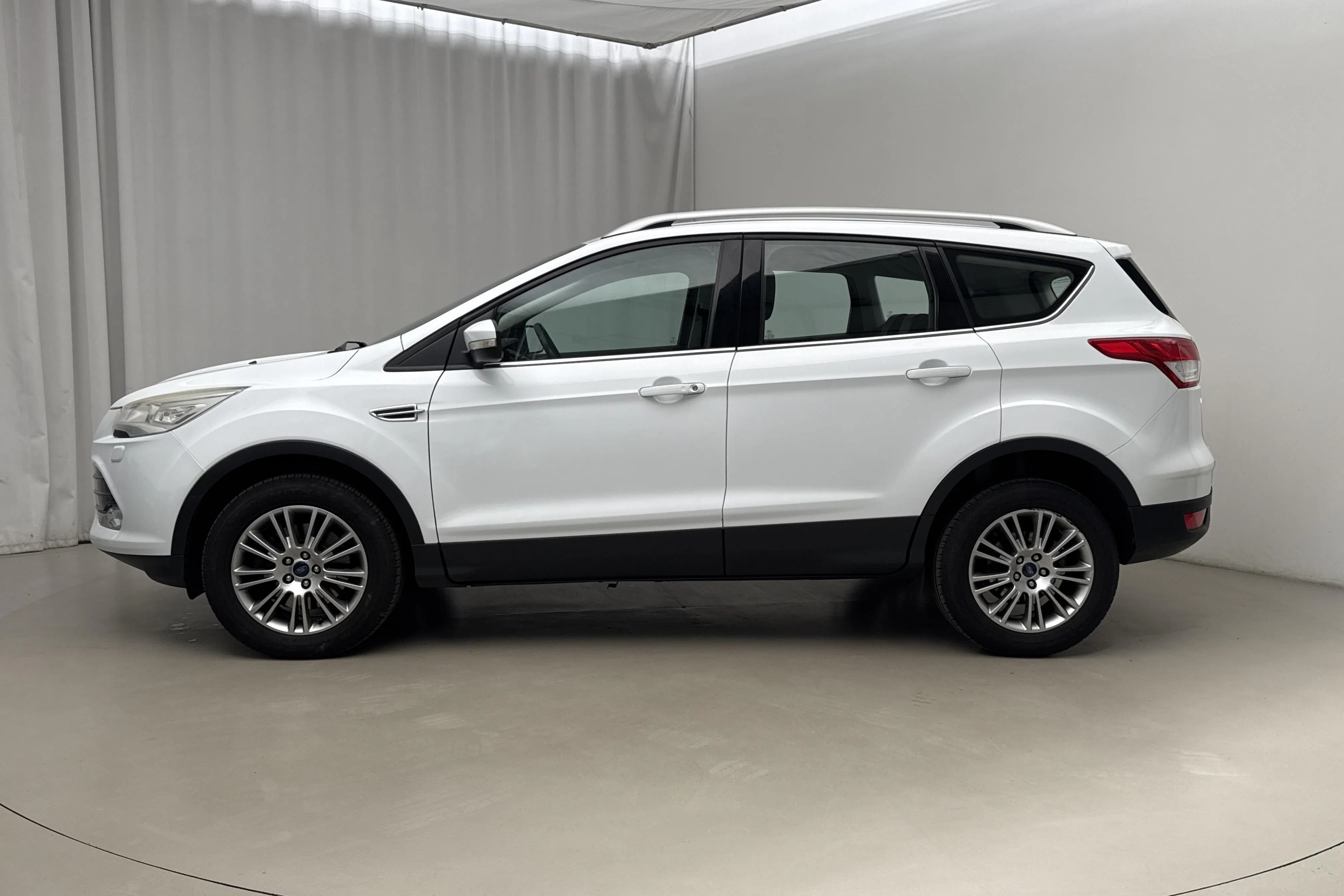 Presentationsfoto 2 av 15: Ford Kuga 2.0 TDCi (163hk) - 7 720 mil - Automat - vit - 2014