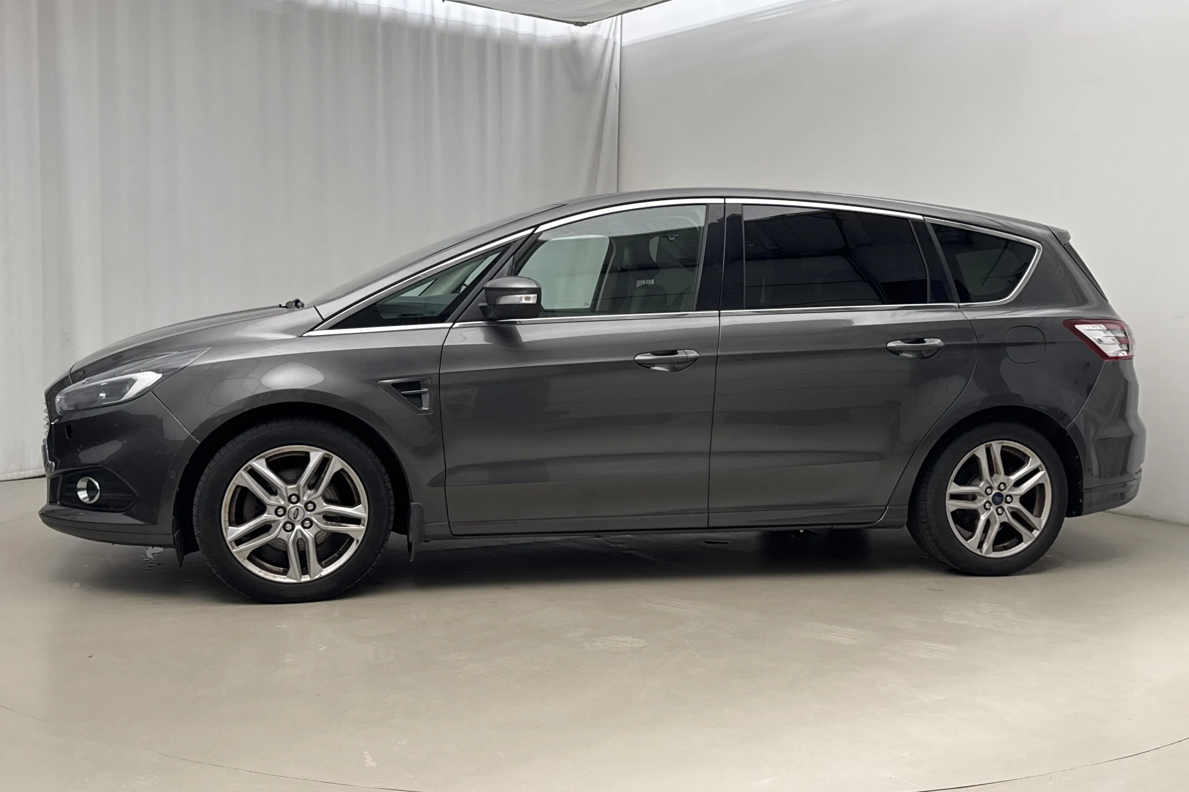 Presentationsfoto 2 av 23: Ford S-MAX 2.0 TDCi Bi-Turbo (210hk) - 14 797 mil - Automat - grå - 2016