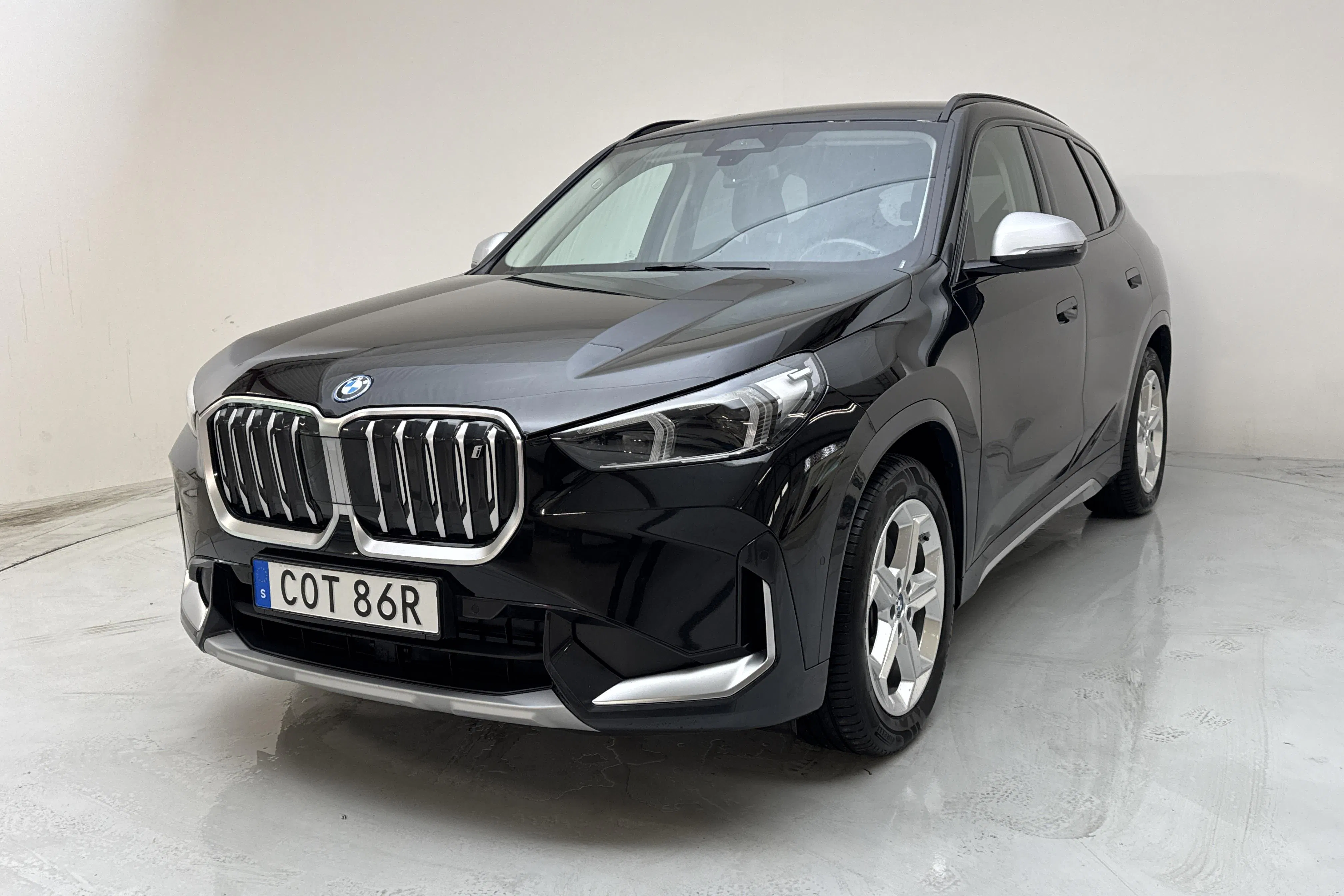 Presentationsfoto 1 av 21: BMW iX1 xDrive30, U11 (313hk) - 13 280 mil - Automat - svart - 2023