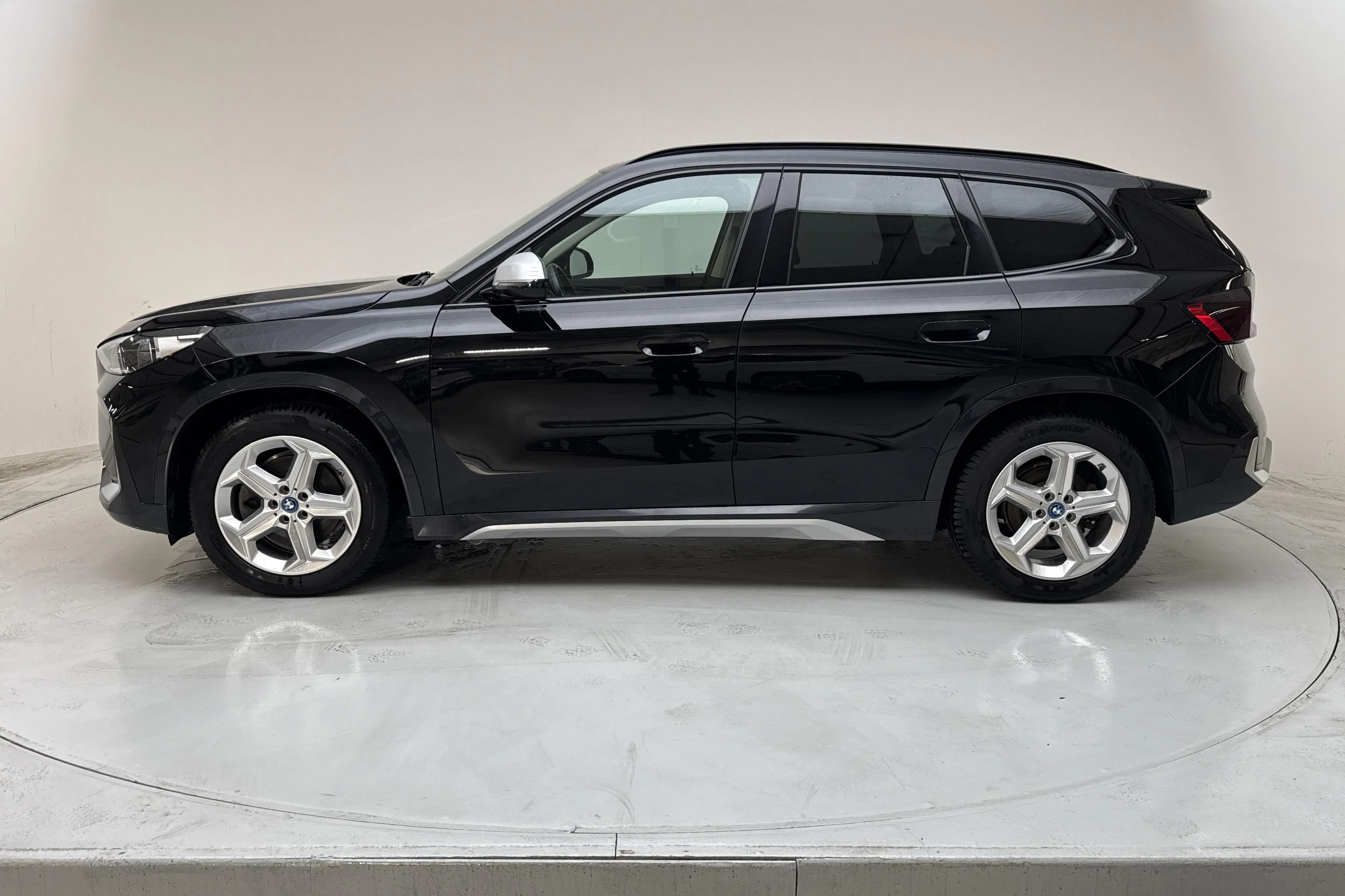 Presentationsfoto 2 av 21: BMW iX1 xDrive30, U11 (313hk) - 13 280 mil - Automat - svart - 2023