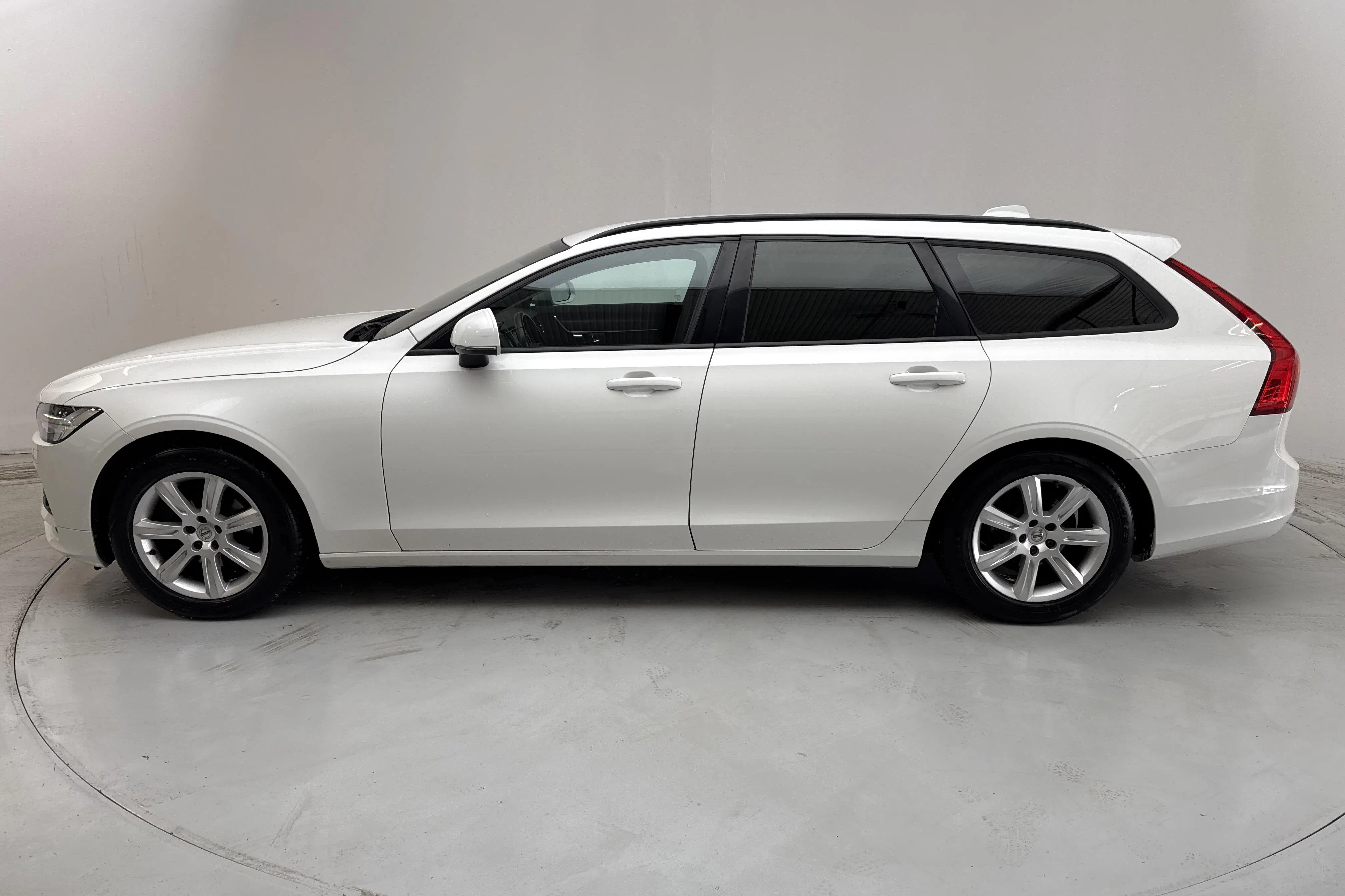 Presentationsfoto 2 av 13: Volvo V90 D3 (150hk) - 15 255 mil - Manuell - vit - 2017