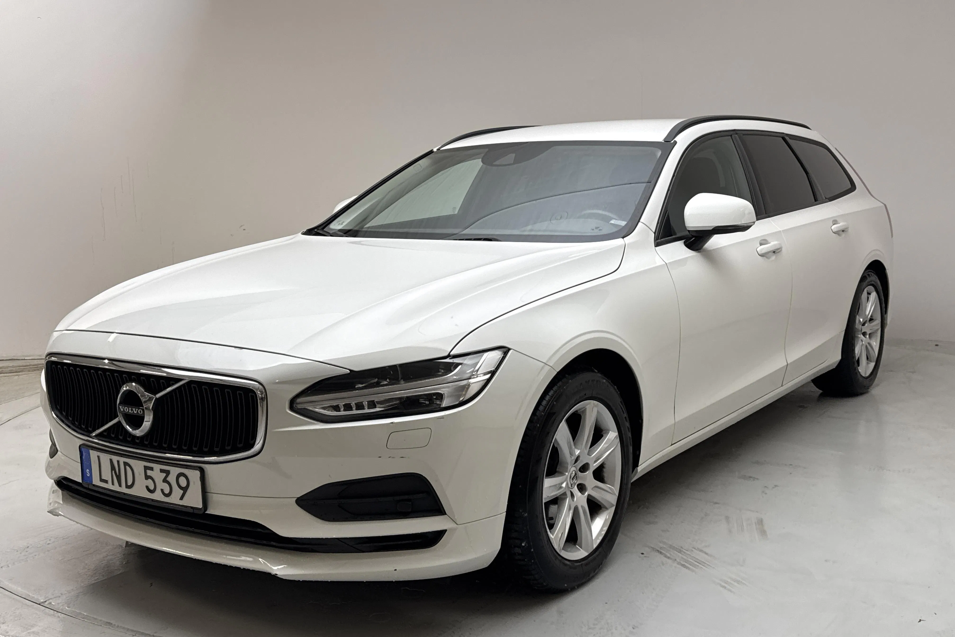 Presentationsfoto 1 av 13: Volvo V90 D3 (150hk) - 15 255 mil - Manuell - vit - 2017