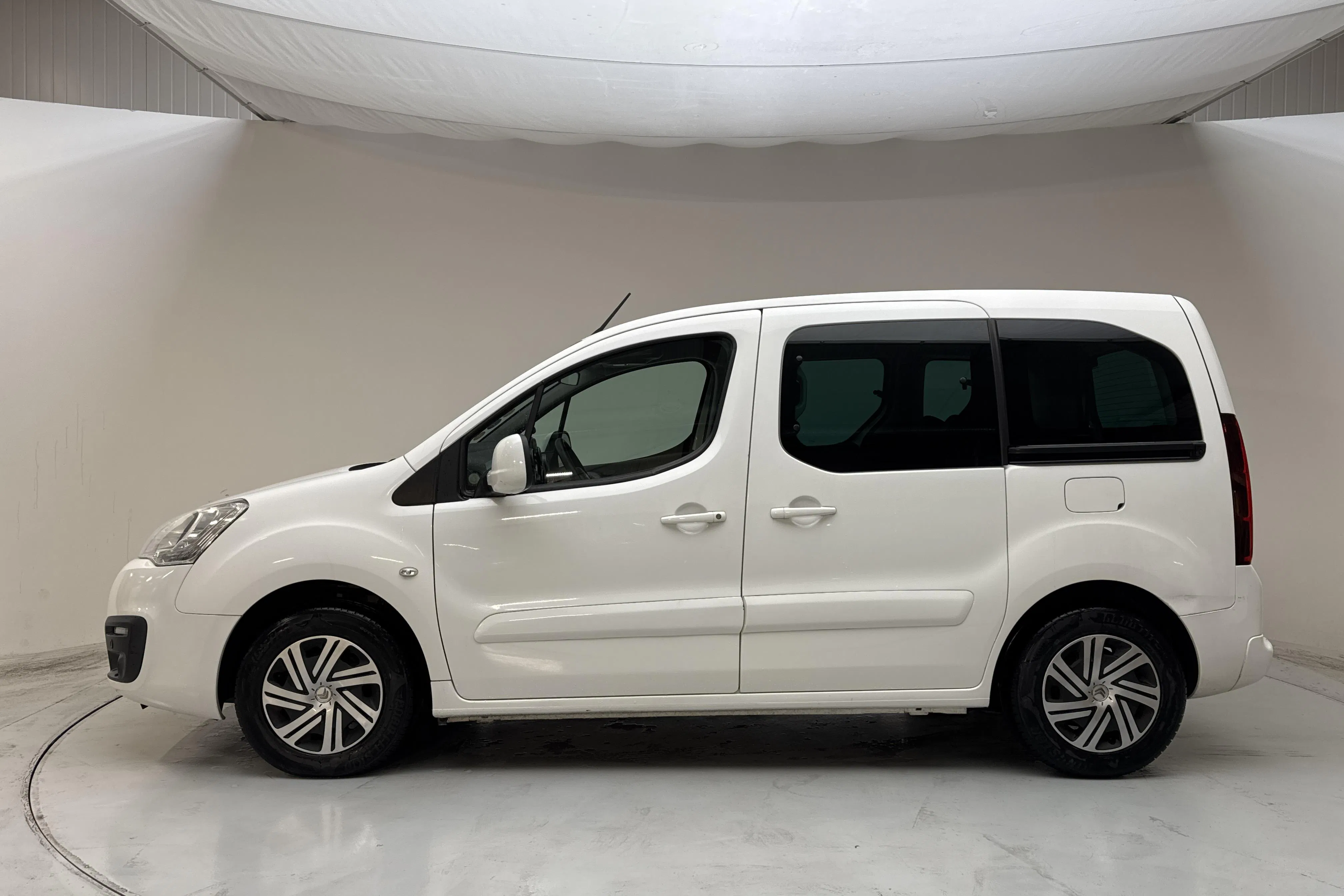 Presentation photo 2 of 13: Citroën Berlingo Multispace 1.6 BlueHDi (100hk) - 153 670 km - Automatic - white - 2018