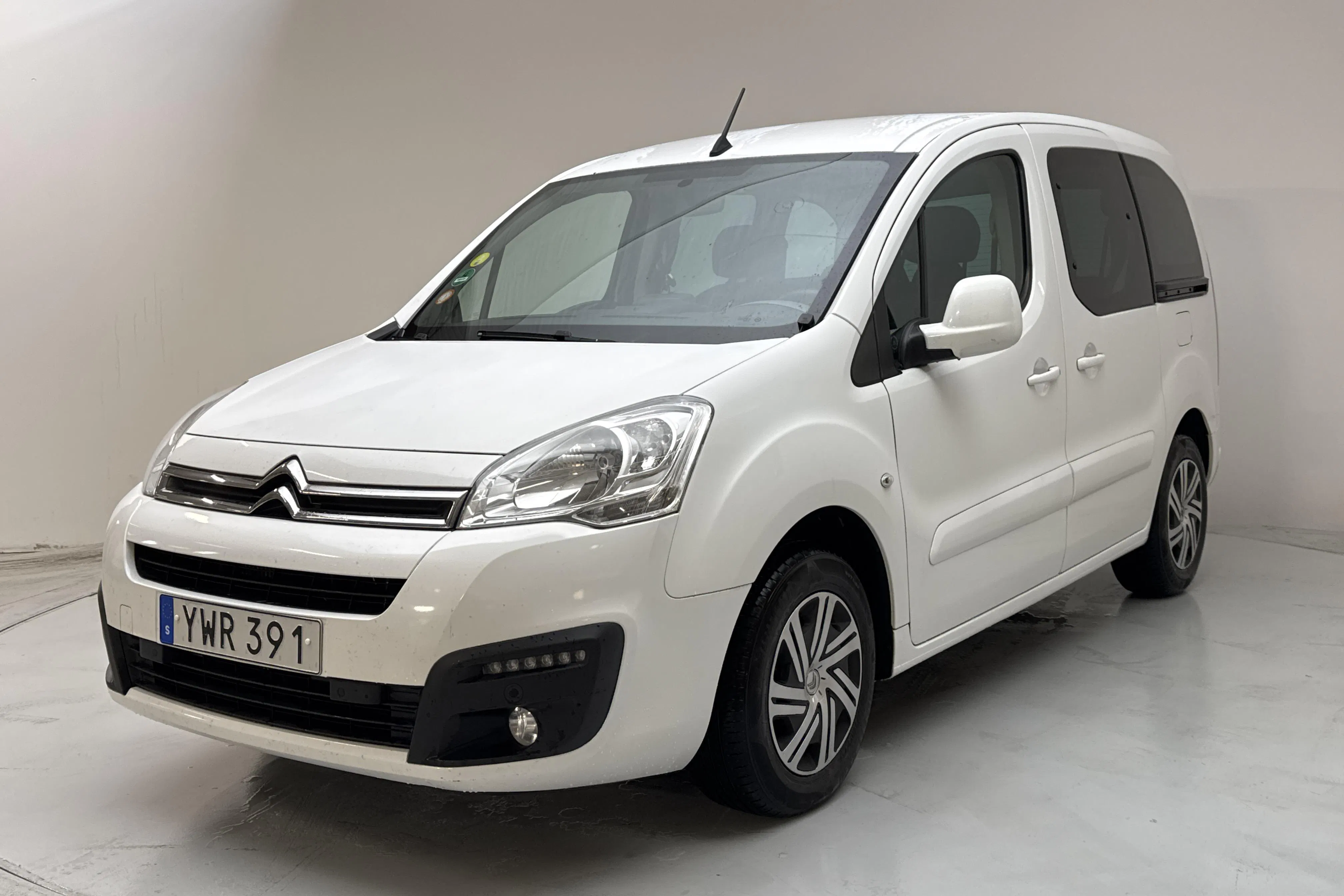 Presentation photo 1 of 13: Citroën Berlingo Multispace 1.6 BlueHDi (100hk) - 153 670 km - Automatic - white - 2018