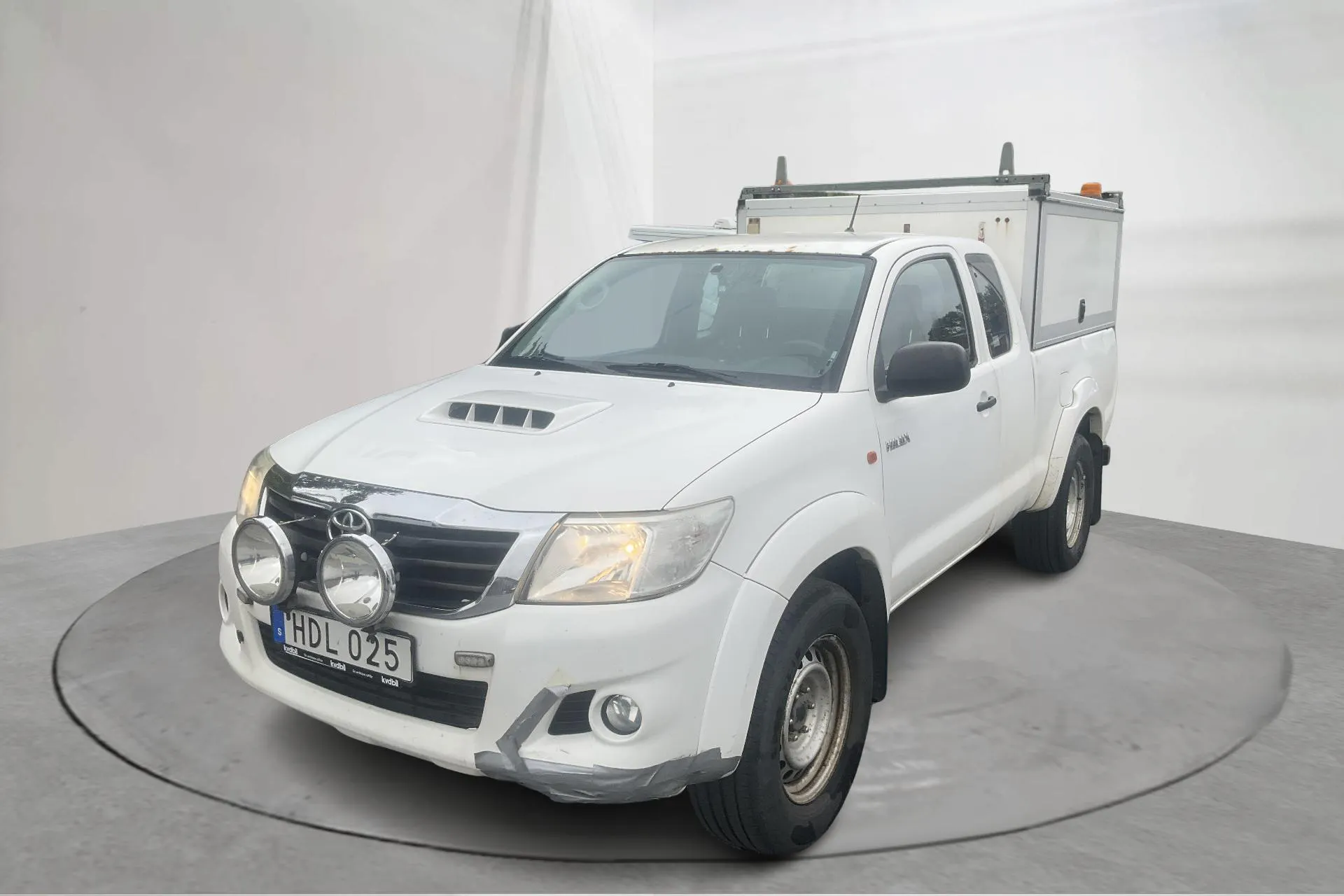 Presentation photo 1 of 12: Toyota Hilux 2.5 D-4D 4WD (144hk) - 26 407 Scandinavian mile - Manual - white - 2015