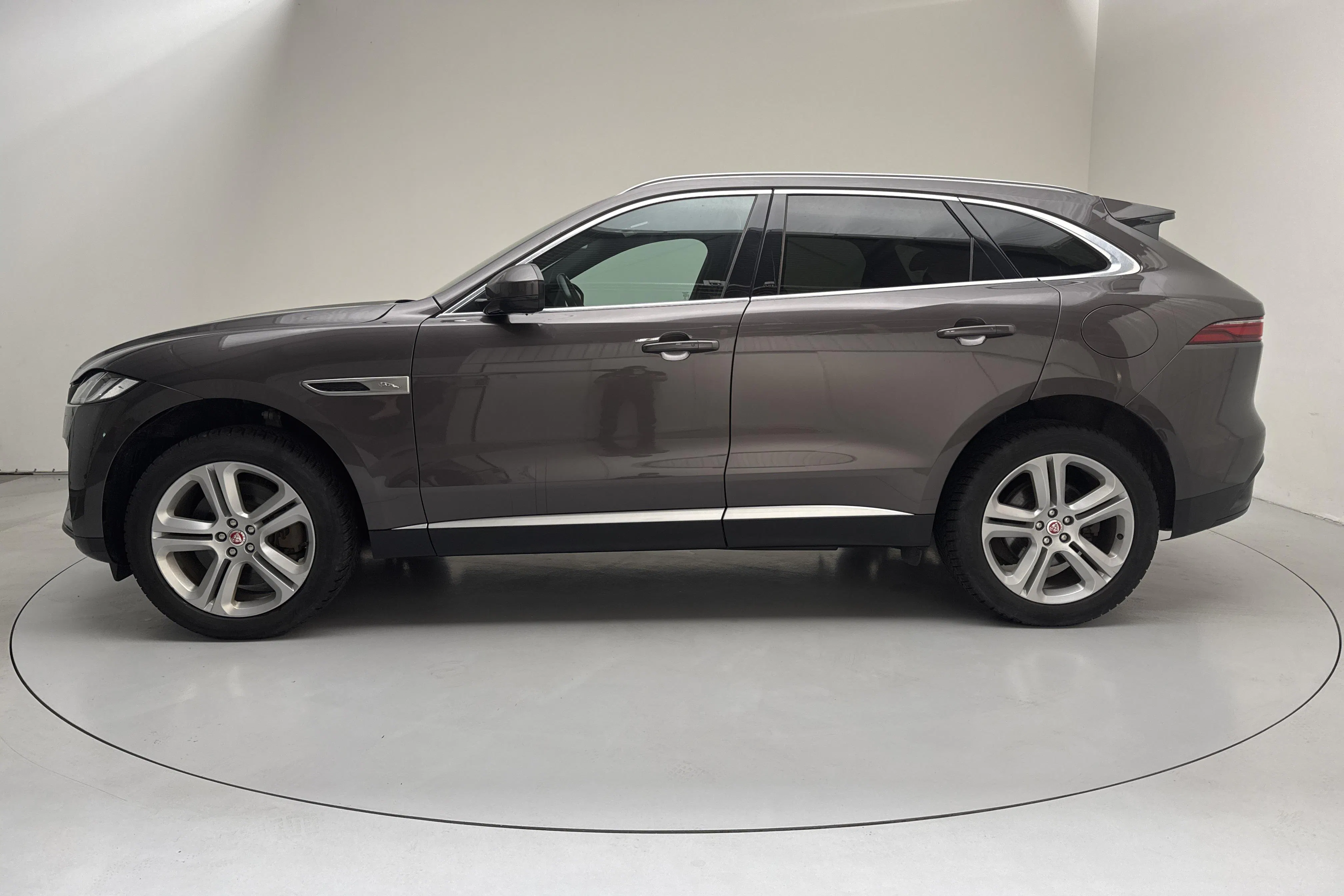 Presentationsfoto 2 av 19: Jaguar F-Pace P400e PHEV AWD (404hk) - 9 525 mil - Automat - grå - 2022