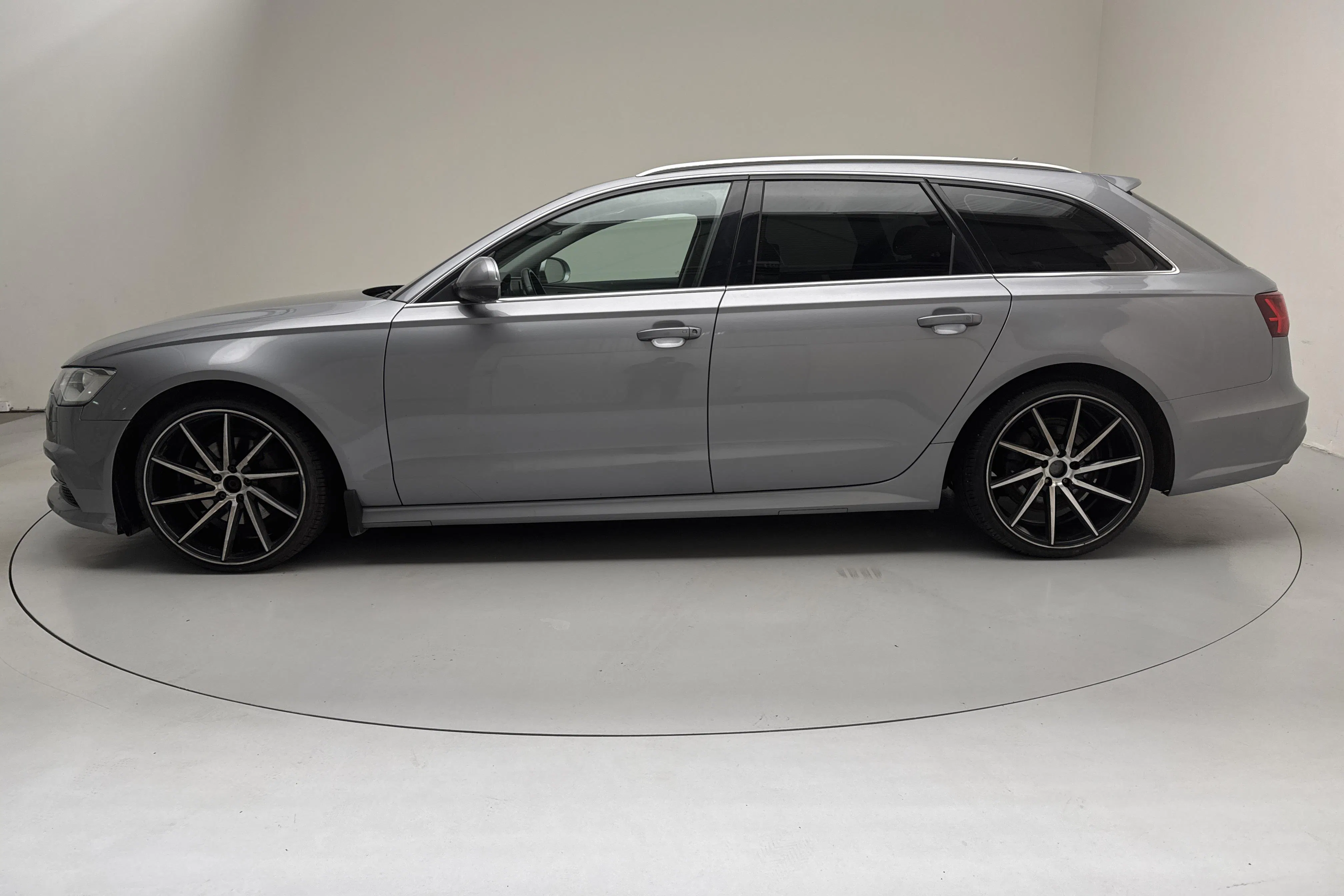Presentationsfoto 2 av 12: Audi A6 2.0 TDI Avant (190hk) - 18 325 mil - Automat - grå - 2017