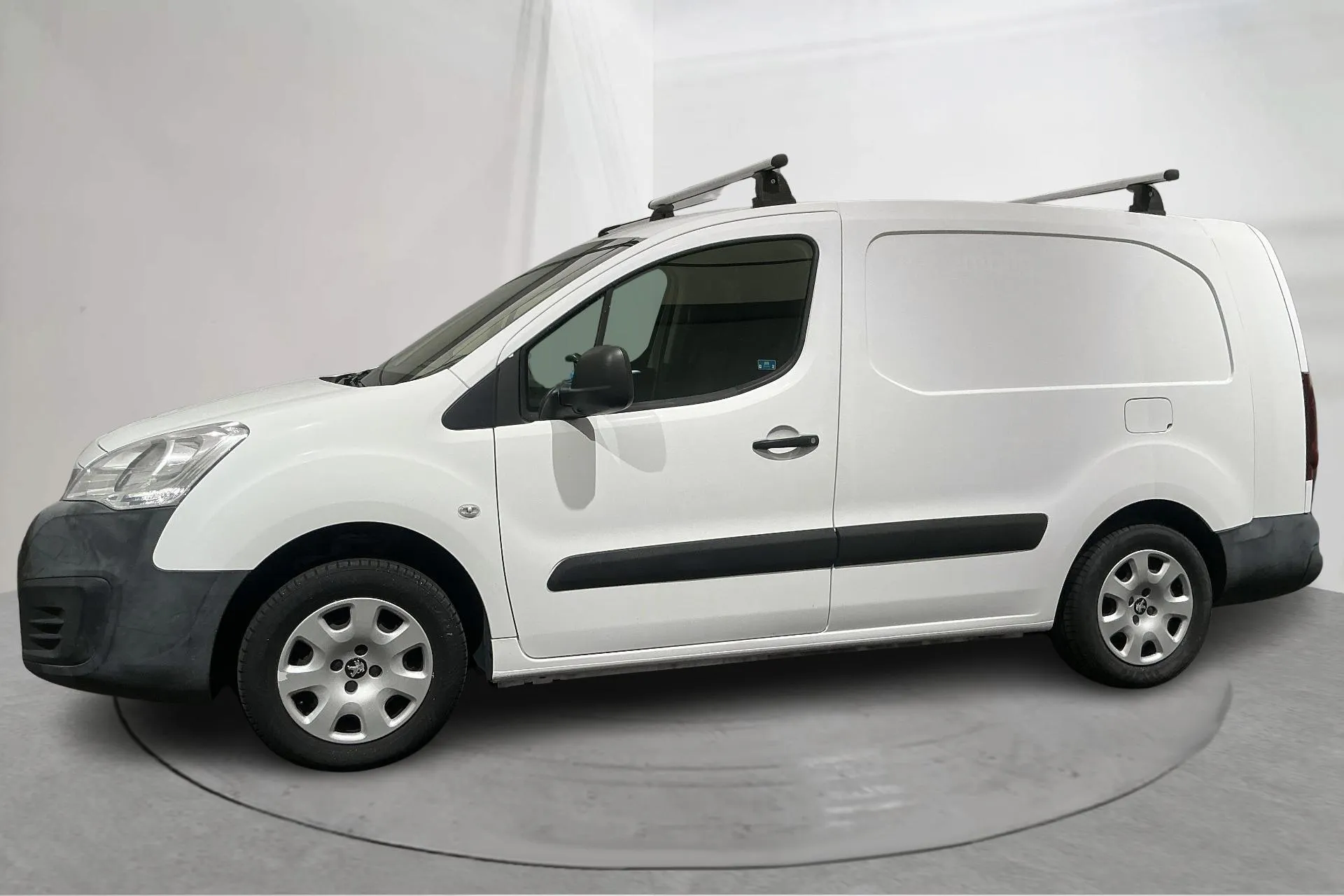 Presentationsfoto 2 av 15: Peugeot Partner 1.6 BlueHDI Skåp (100hk) - 6 344 mil - Manuell - vit - 2018