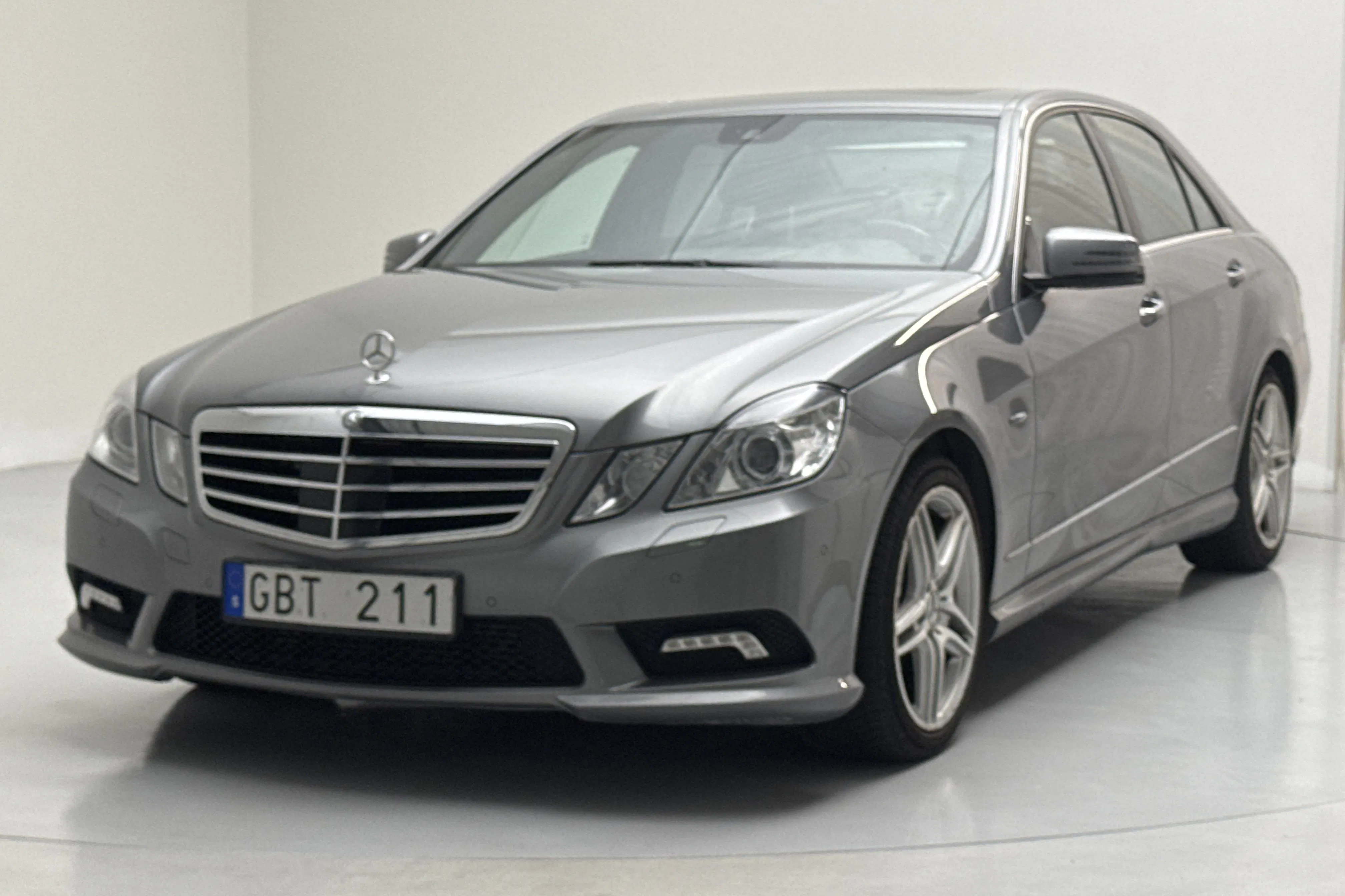 Presentation photo 1 of 16: Mercedes E 350 CDI 4Matic W212 (265hk) - 185 920 km - Automatic - silver - 2011