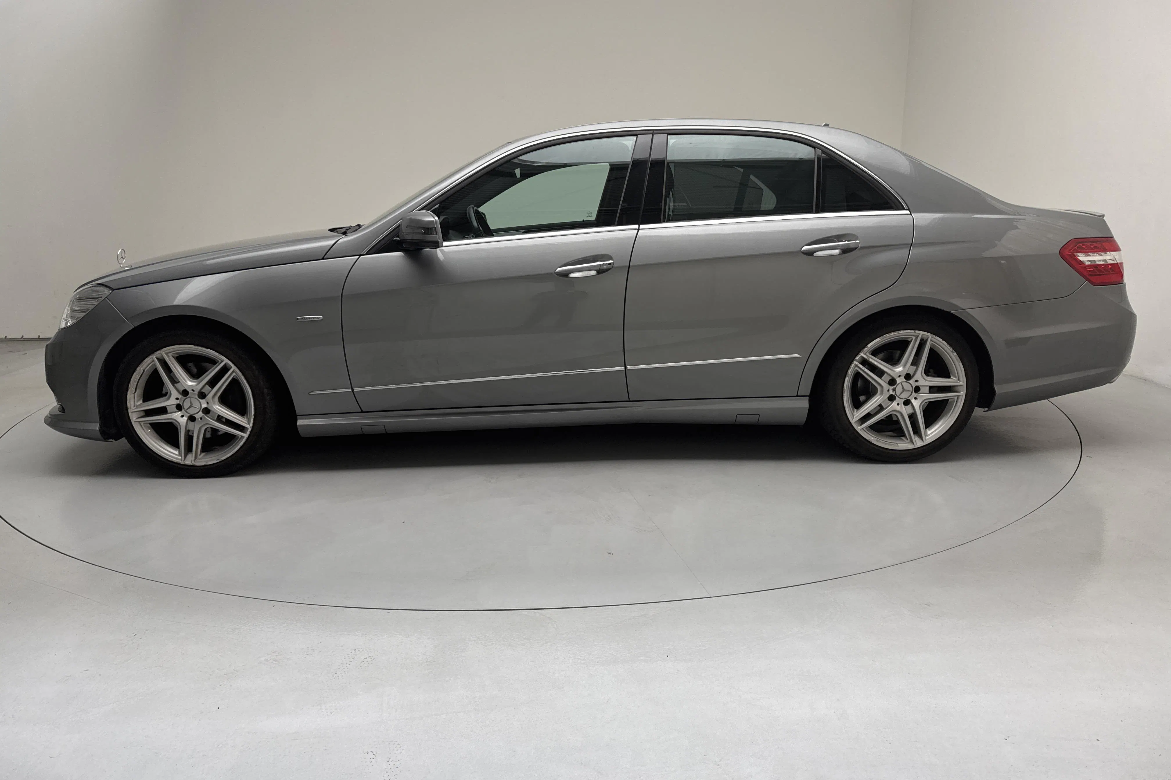 Presentation photo 2 of 16: Mercedes E 350 CDI 4Matic W212 (265hk) - 185 920 km - Automatic - silver - 2011