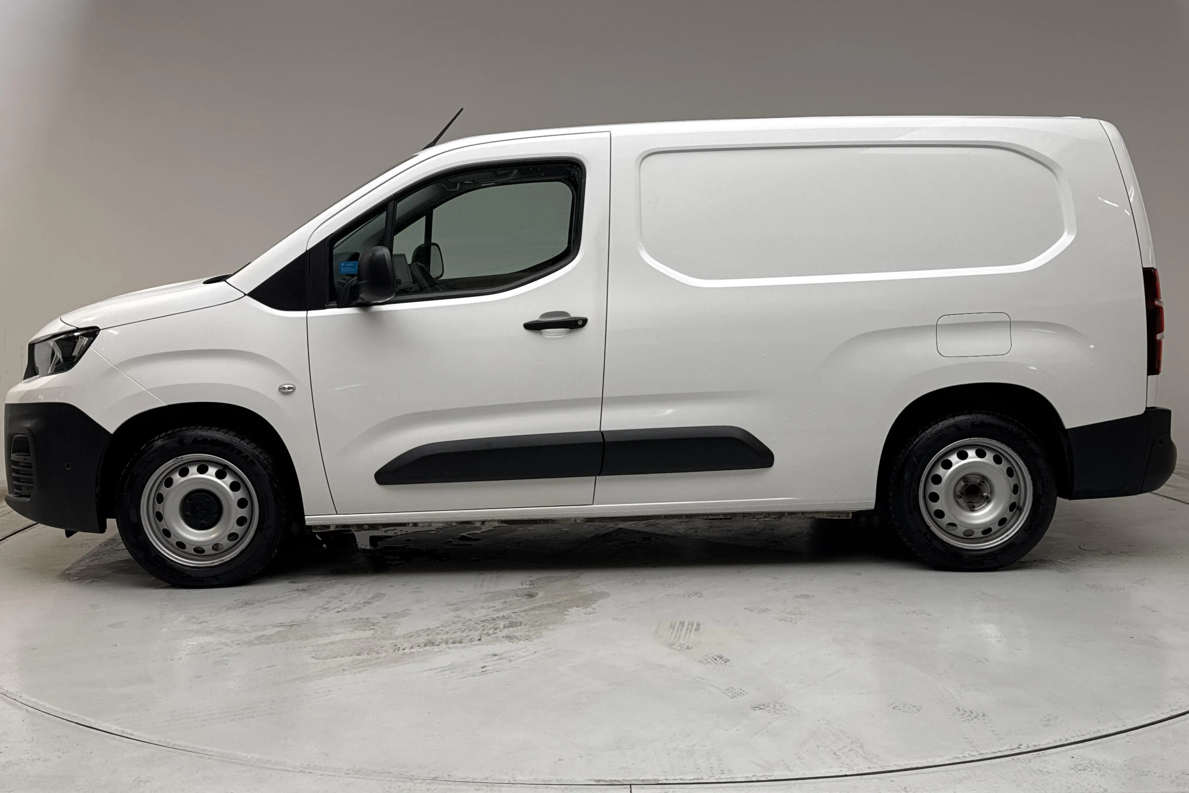 Presentationsfoto 2 av 11: Peugeot Partner 1.5 HDI Skåp (100hk) - 10 439 mil - Manuell - vit - 2020
