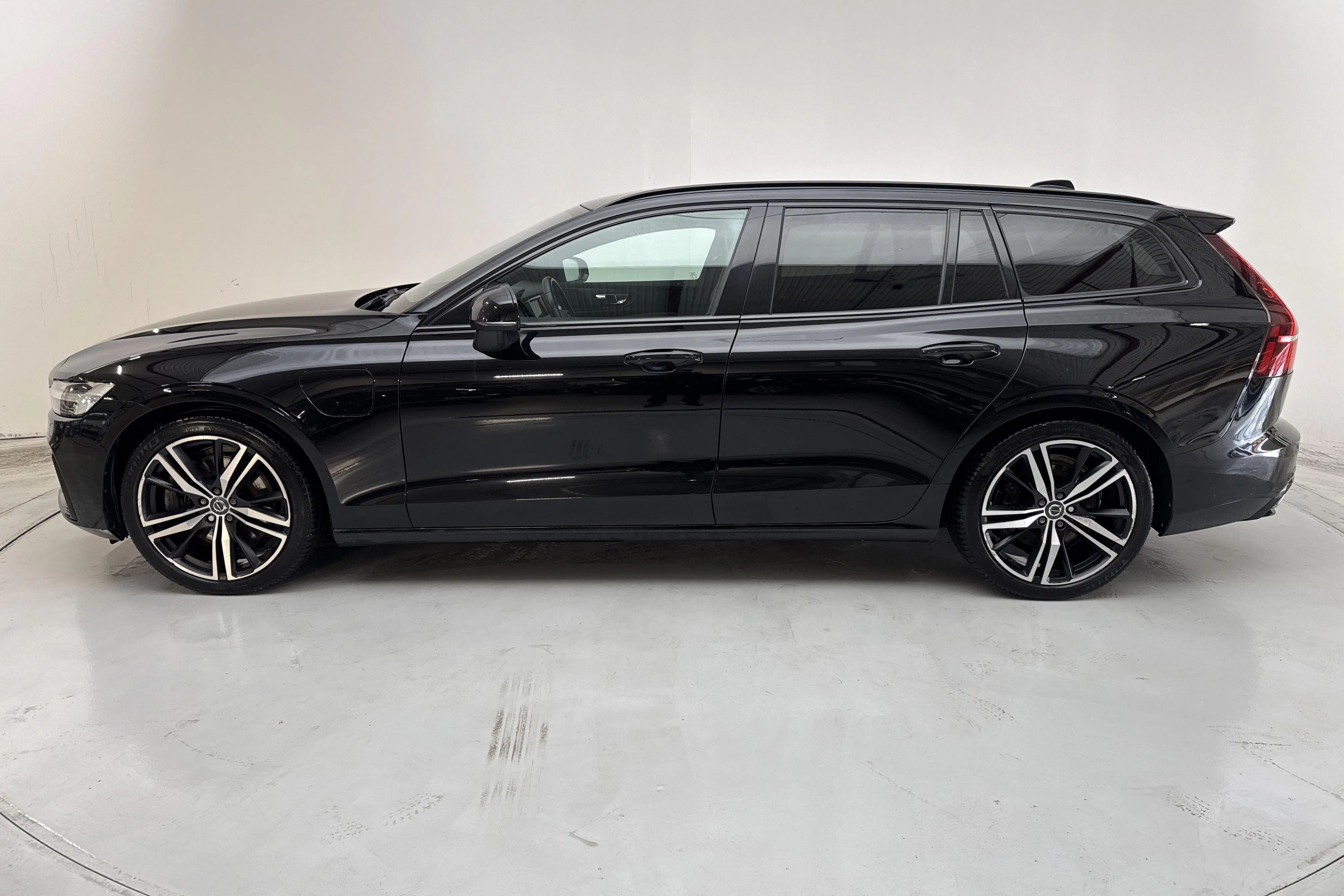 Presentationsfoto 2 av 18: Volvo V60 T6 AWD Twin Engine (340hk) - 11 550 mil - Automat - svart - 2022