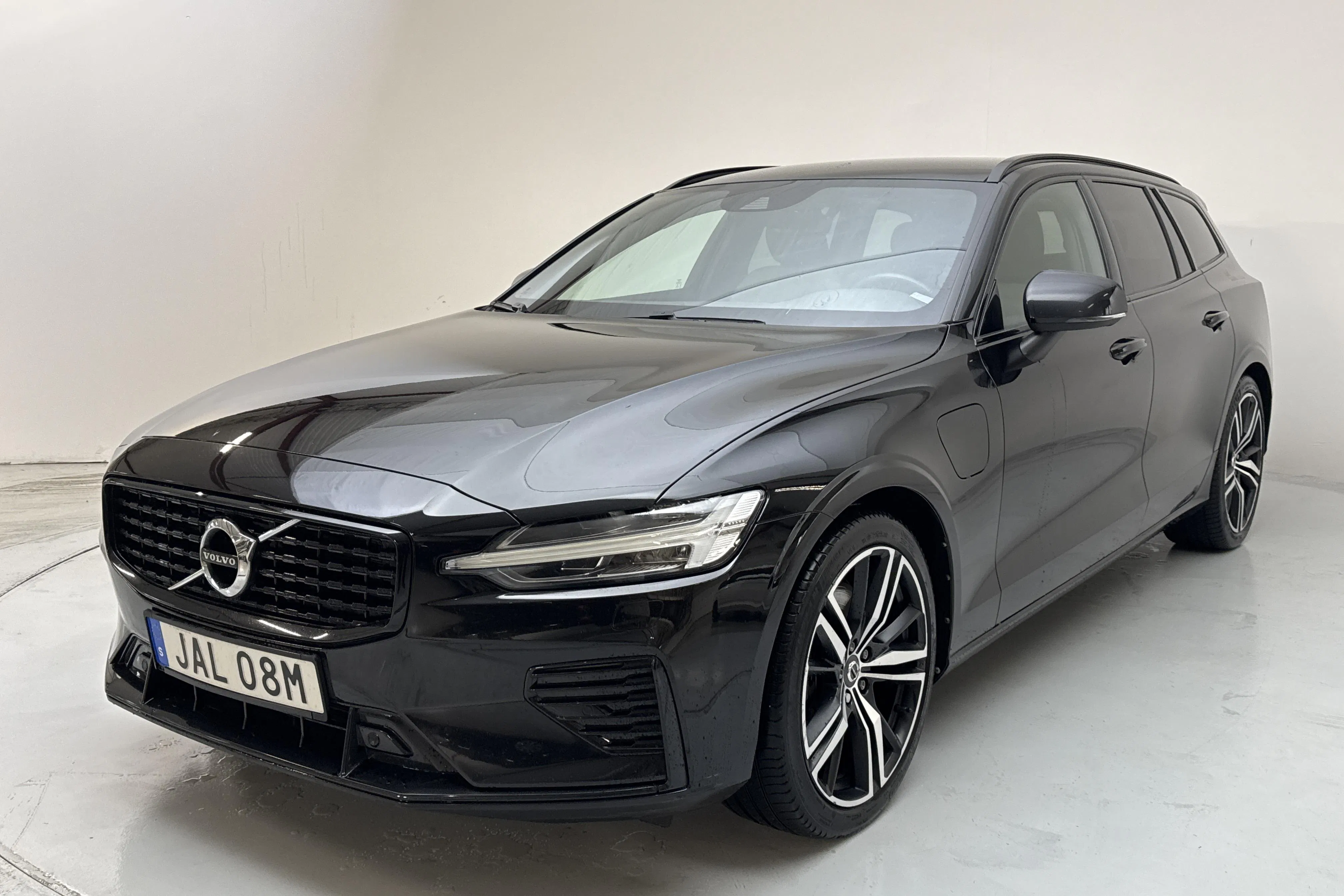 Presentationsfoto 1 av 18: Volvo V60 T6 AWD Twin Engine (340hk) - 11 550 mil - Automat - svart - 2022