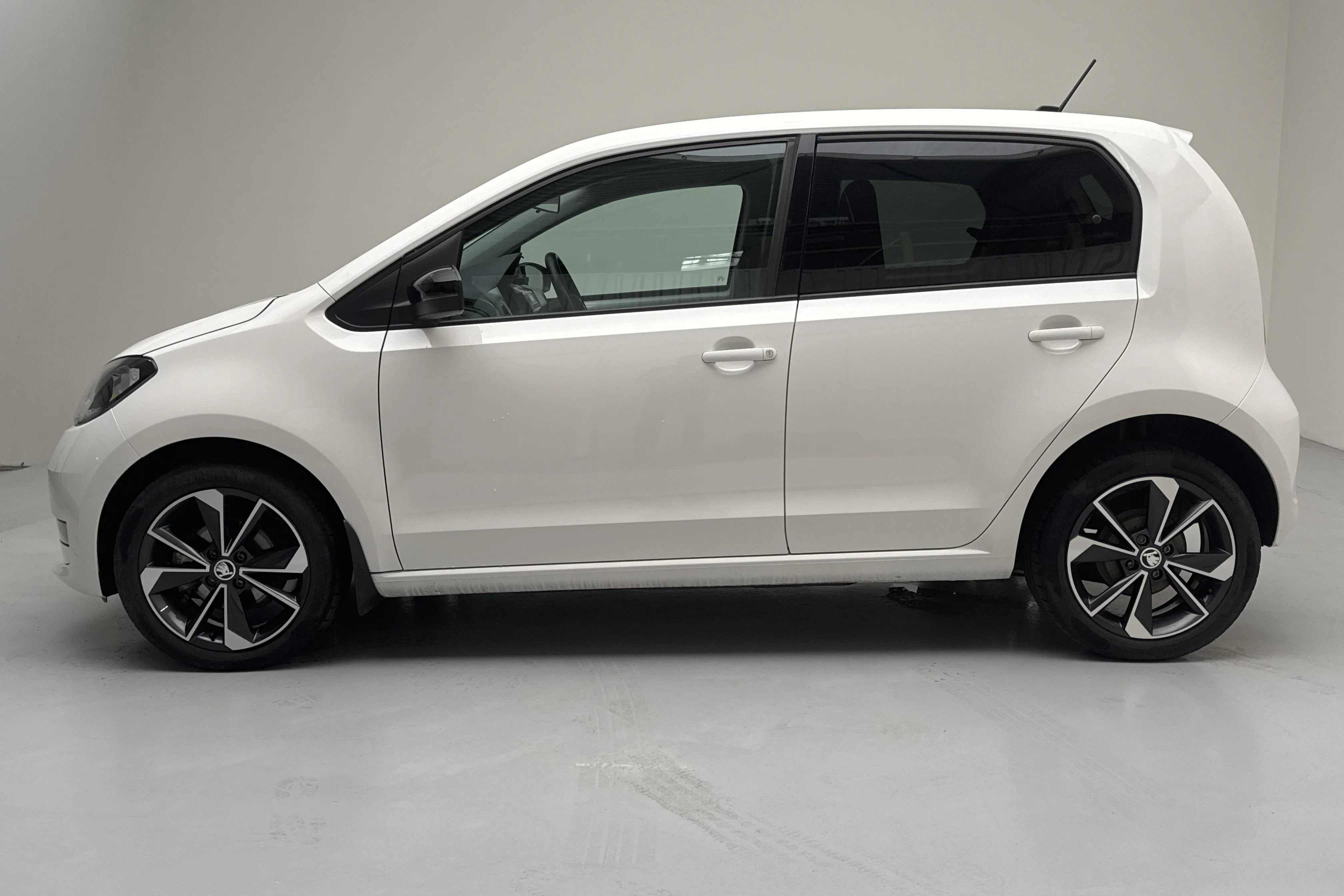 Presentation photo 2 of 13: Skoda CITIGOe iV 36,8kWh (83hk) - 75 430 km - Automatic - white - 2020