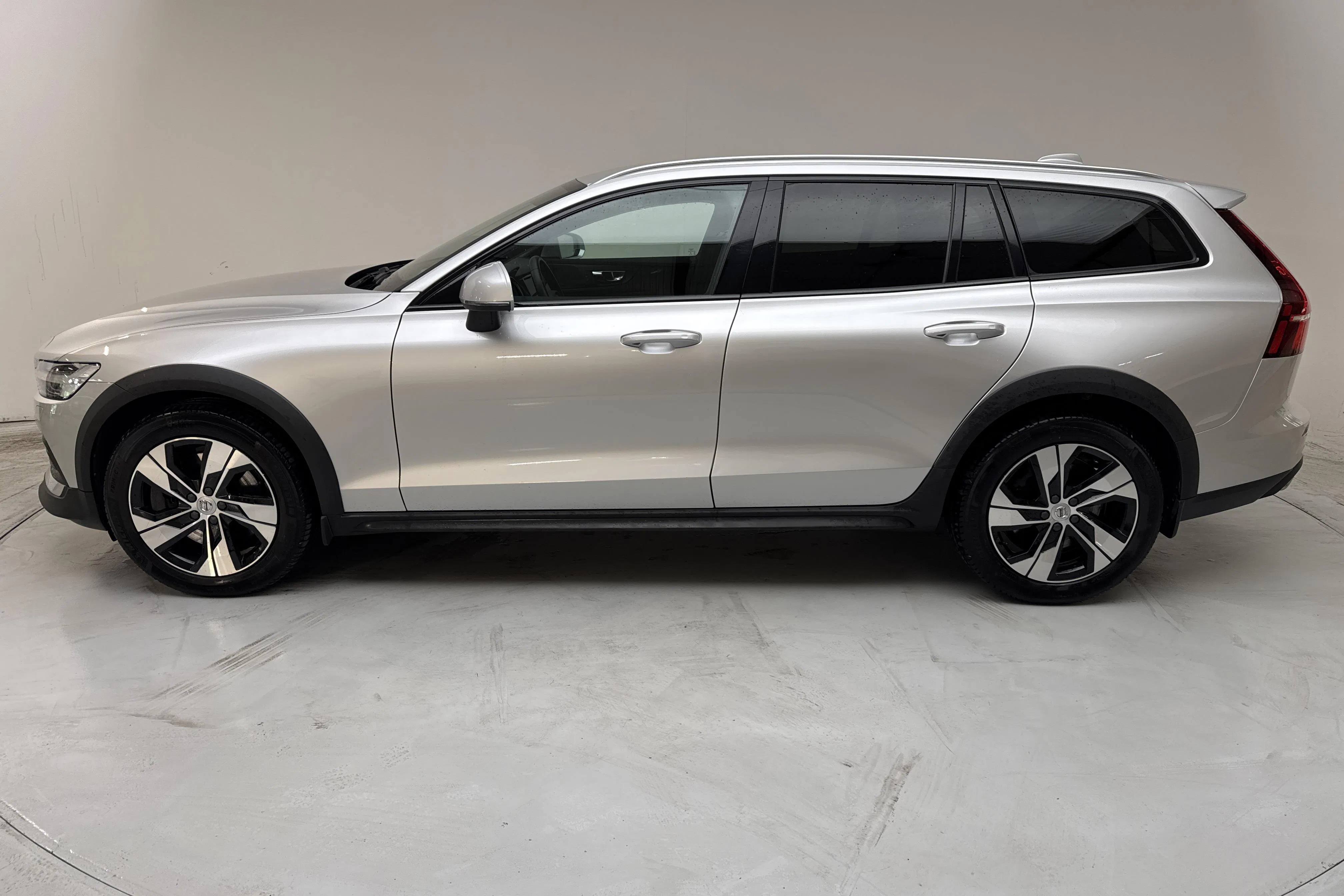 Presentation photo 2 of 15: Volvo V60 B4 Cross Country AWD Mildhybrid, Diesel (197hk) - 121 890 km - Automatic - silver - 2022