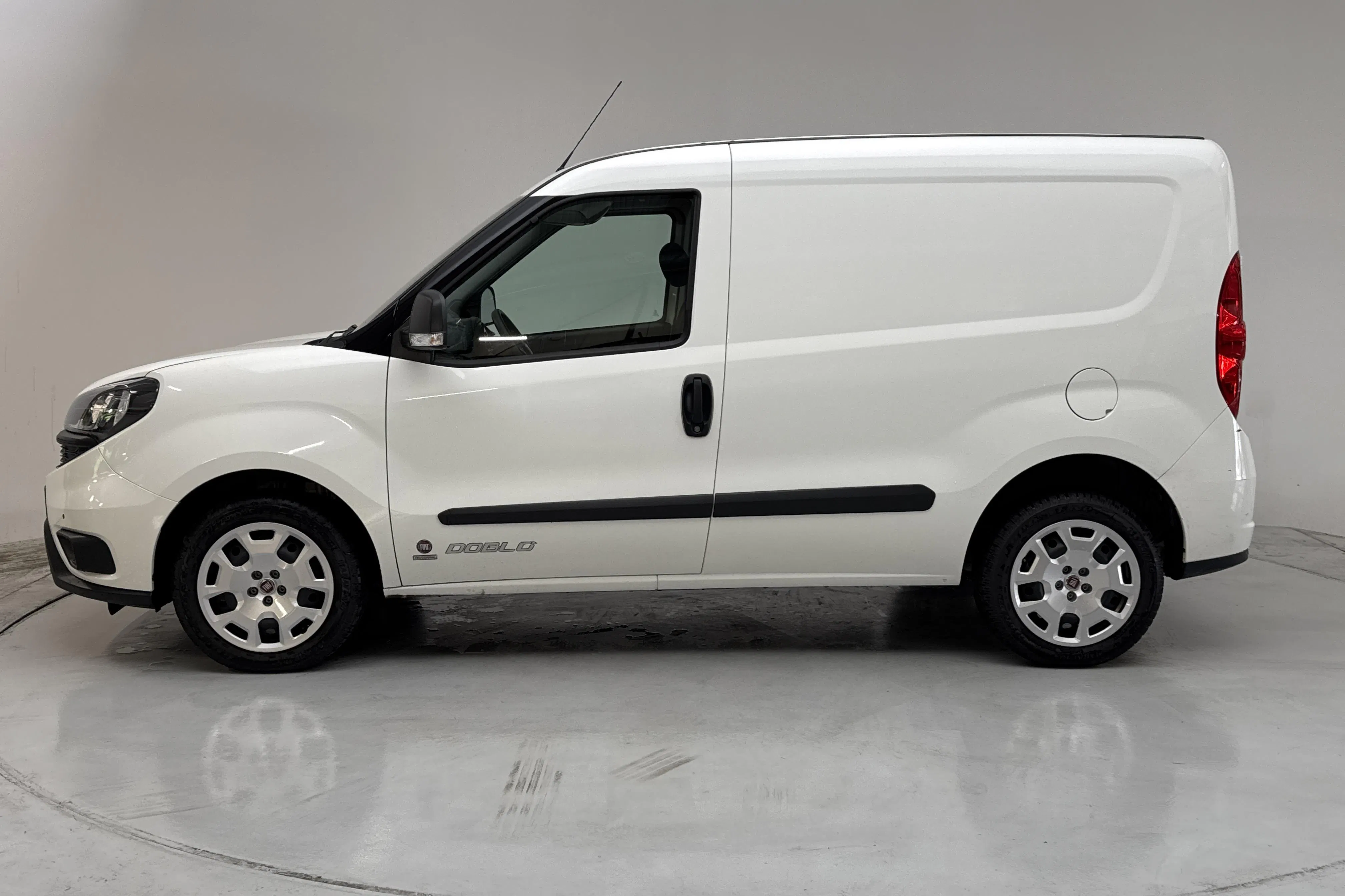 Presentationsfoto 2 av 11: Fiat Doblo Cargo 1.4T CNG (120hk) - 1 537 mil - Manuell - vit - 2021